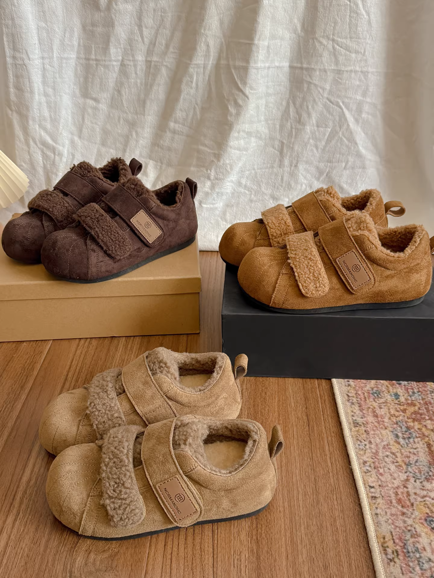 Giày bông tuyết đế dày lót lông cừu kiểu cổ điển dành cho nữ, mùa đông 2025 kiểu mới, đi ngoài trời, giày tập Đức ấm áp lông xù.