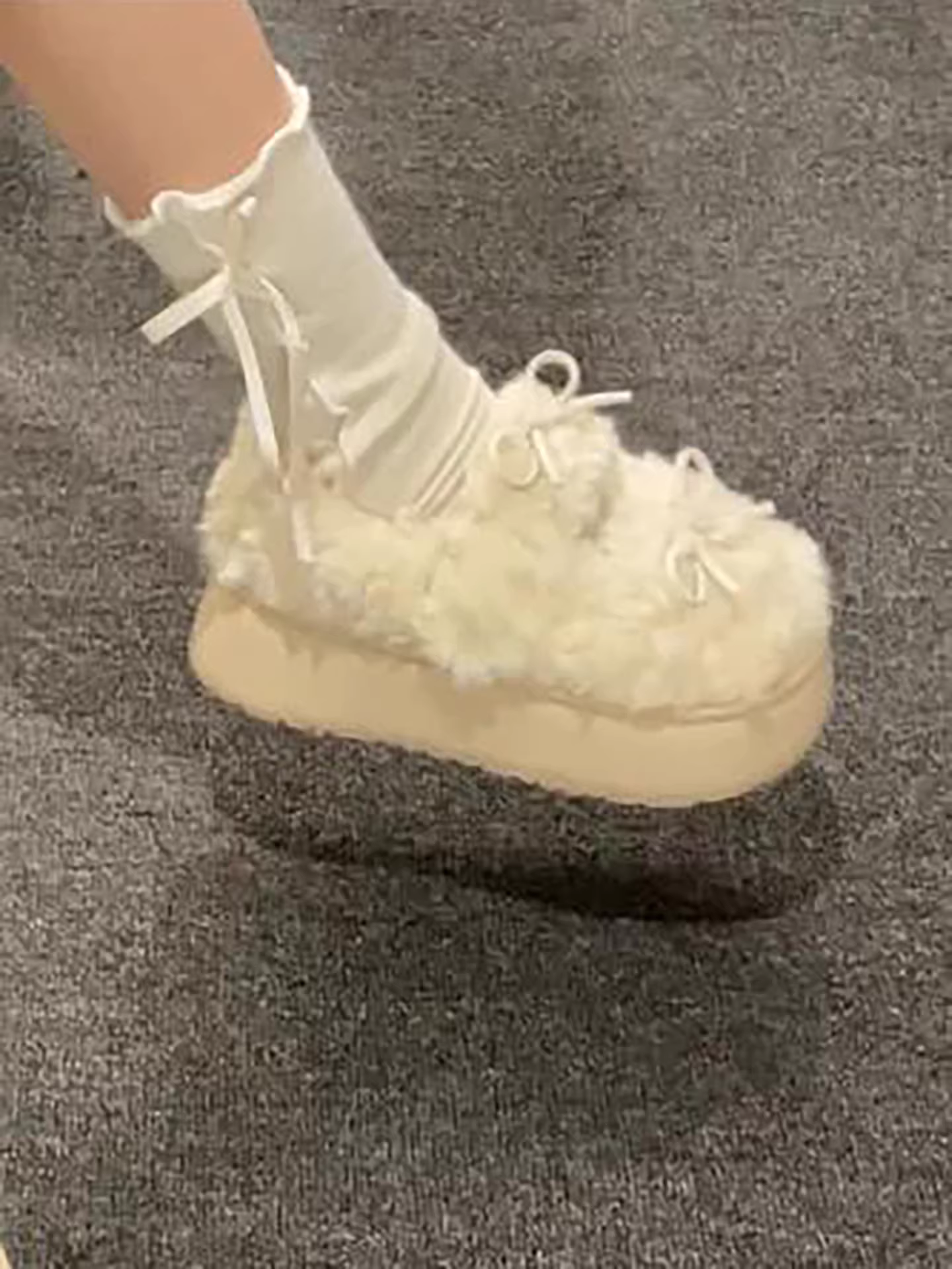 Giày lông dày đế dày kiểu Pháp màu trắng đa năng dành cho nữ, thích hợp đi ngoài trời, mẫu mới mùa đông 2025, lót lông cừu, dày dặn, tăng chiều cao, giày cotton ấm áp.