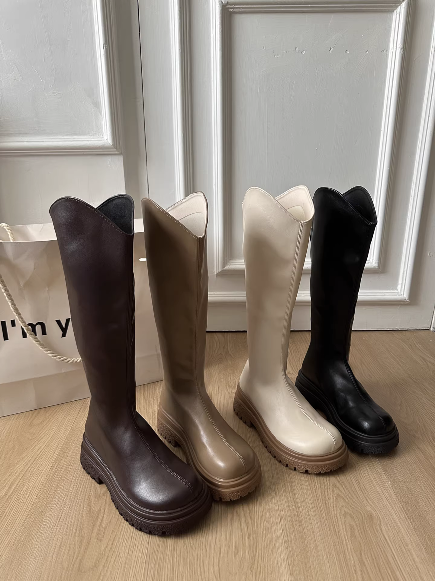 Giày bốt nữ đế dày phong cách retro đa năng màu trắng kiểu phương Tây, bốt cao cổ mùa thu mới 2025, giúp thon gọn và tăng chiều cao, kiểu bốt hiệp sĩ