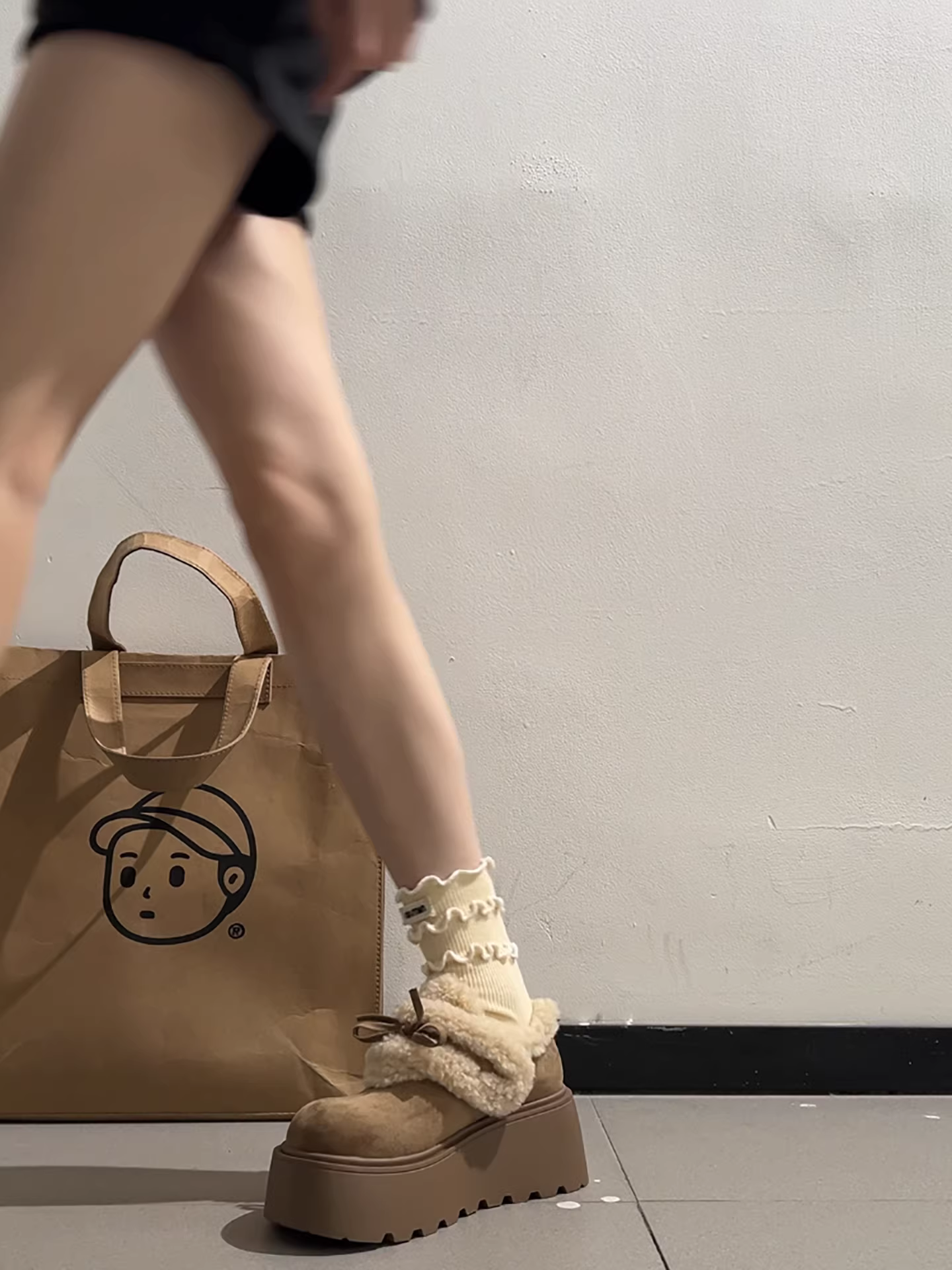 Giày bệt đế xuồng lót lông cừu dày dặn phong cách retro Nam Trung Quốc dành cho nữ 2025, giày mùa đông mới giữ ấm tăng chiều cao kiểu Birkenstock