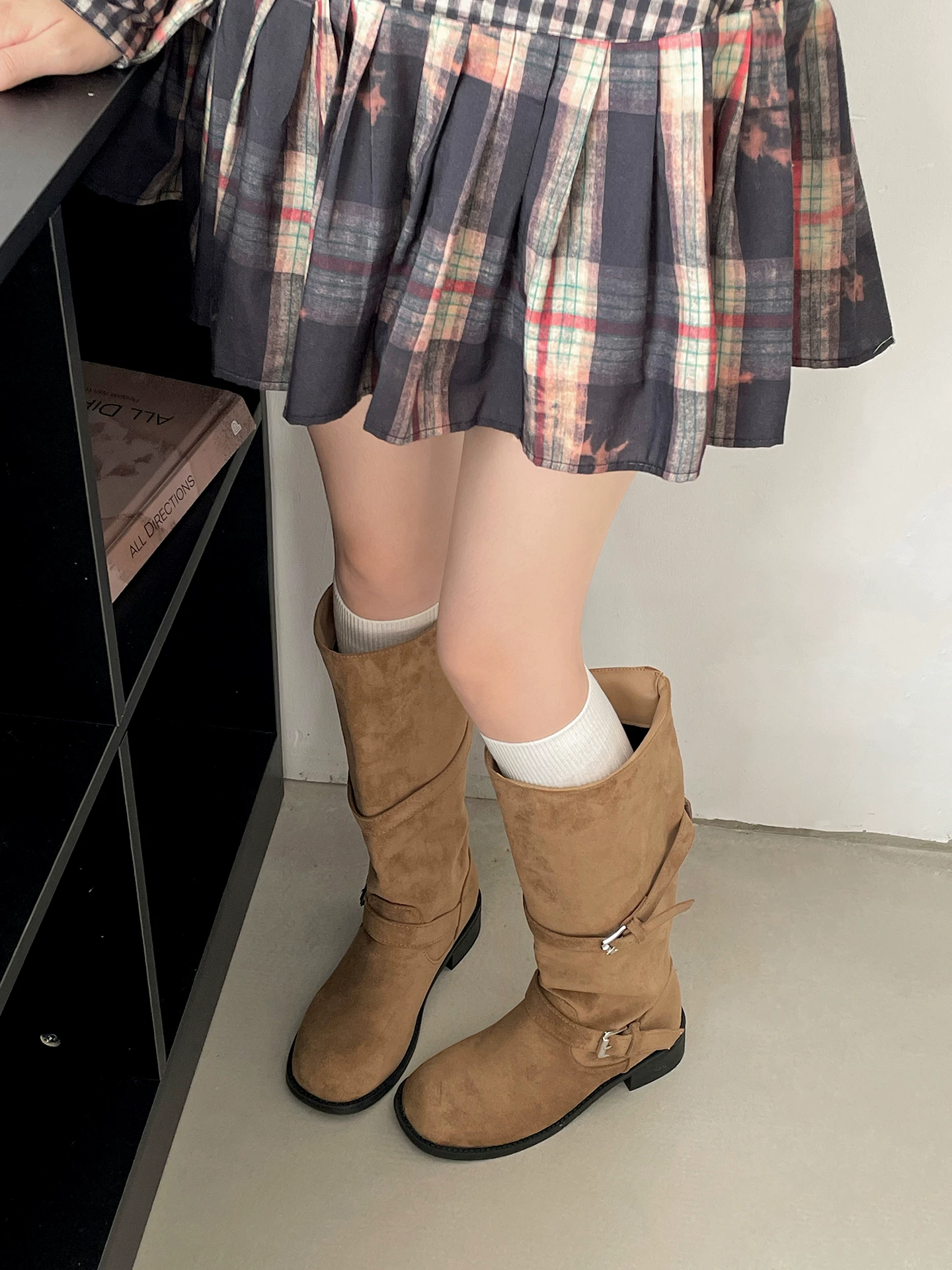 Giày bốt cao gót chunky retro màu kaki nữ, bốt dài mùa thu đông 2025 mới, đa năng, tôn dáng, tăng chiều cao, kiểu dáng ôm sát, thích hợp đi cưỡi ngựa