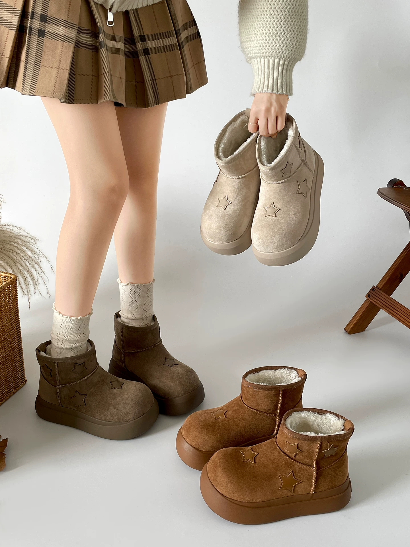 Giày bốt tuyết đế dày chống trơn màu trắng cổ điển dành cho nữ, kiểu dáng mùa đông mới 2025, lót lông cừu và dày dặn để giữ ấm.