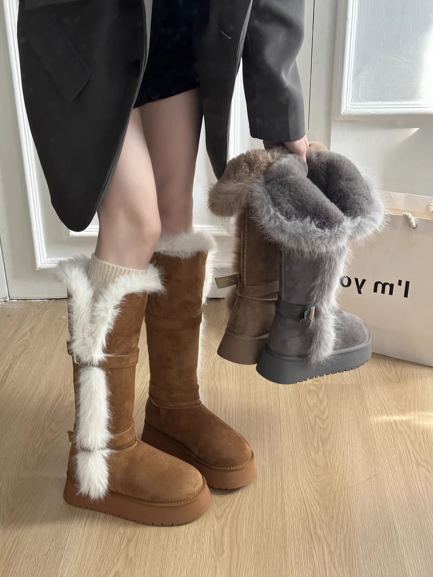 Giày bốt nữ mùa đông 2025 đế dày, lót lông mềm mại, tăng chiều cao, giữ ấm, chống trơn trượt, chất liệu cotton lông xù.