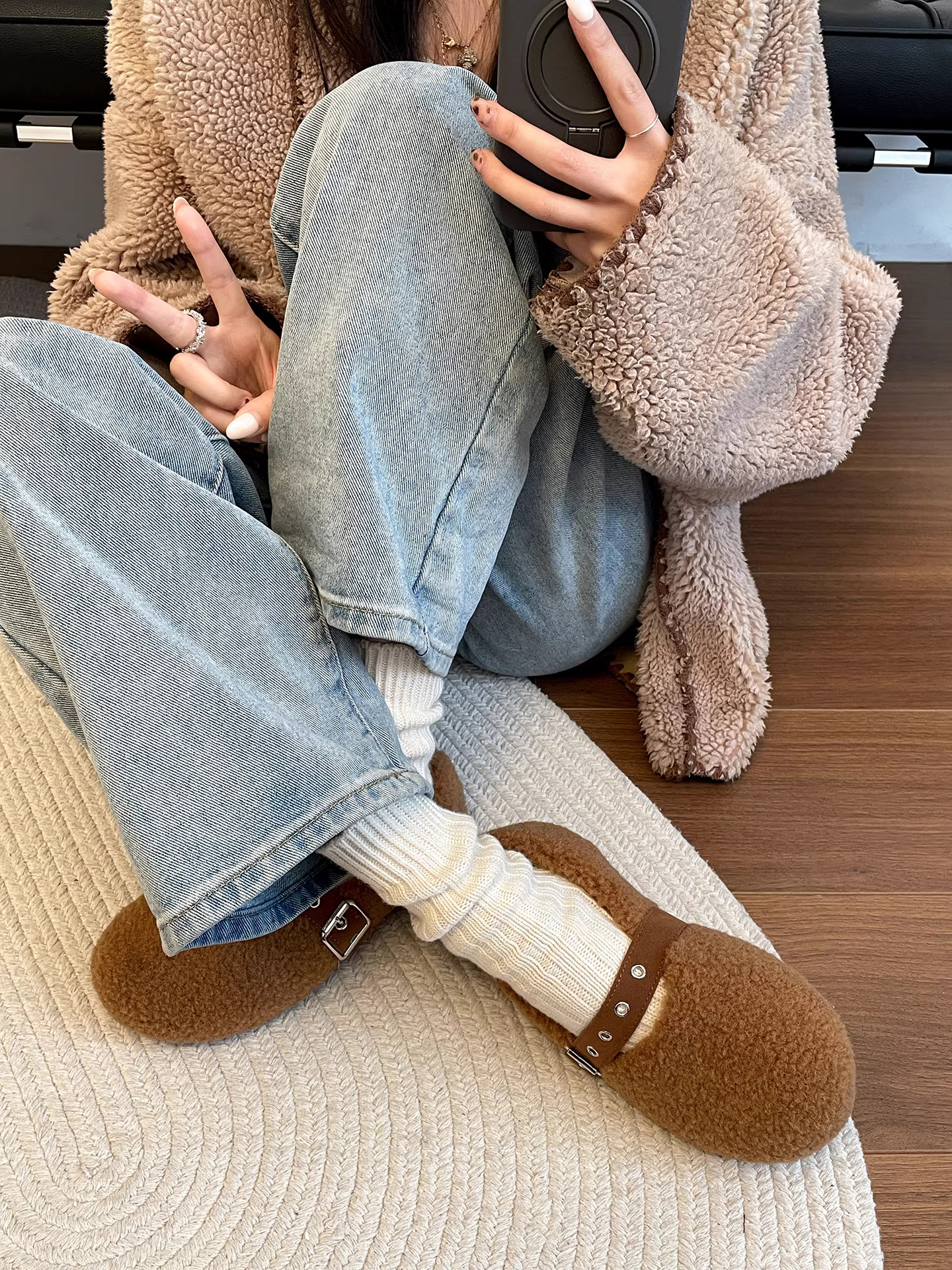 Giày Mary Jane cổ điển lót lông cừu có độ tăng chiều cao ẩn và đế dày dành cho nữ, áo khoác ngoài mùa đông, giày cotton dày dặn ấm áp mới năm 2025.