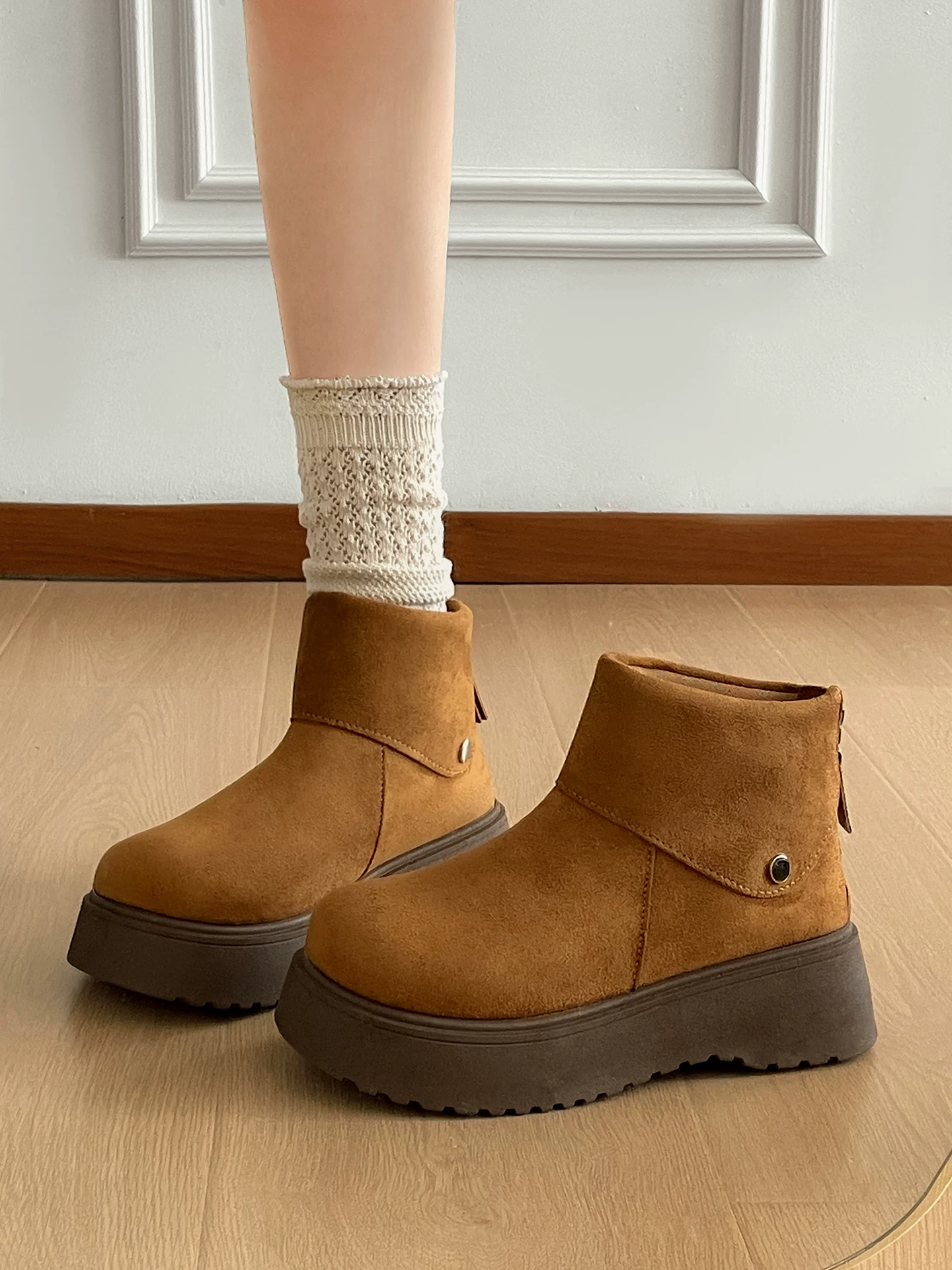 Giày bốt tuyết đế dày chống trơn, kiểu cổ điển màu trắng dành cho nữ, giày bông giữ ấm kiểu Birkenstock tăng chiều cao mùa đông mới năm 2025.