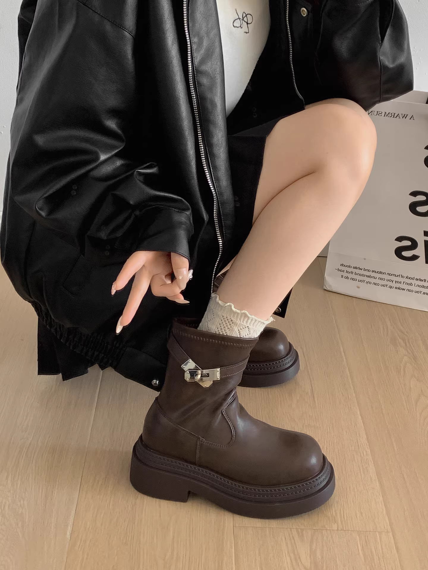 Giày bốt Martin đế xuồng cao gót kiểu Anh đa năng màu nâu dành cho nữ, mẫu mới thu đông 2025, tăng chiều cao, tôn dáng, kiểu retro, cổ ngắn