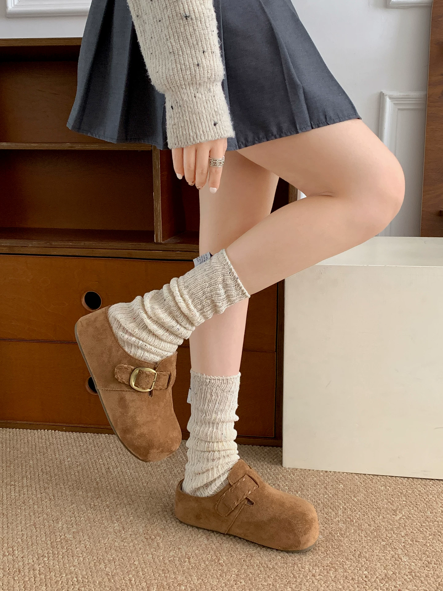 Đôi dép lông nhung nâu cổ điển đế dày dành cho nữ, mẫu mới thu đông 2025, giữ ấm, chống trơn, kiểu Birkenstock, chất liệu cotton