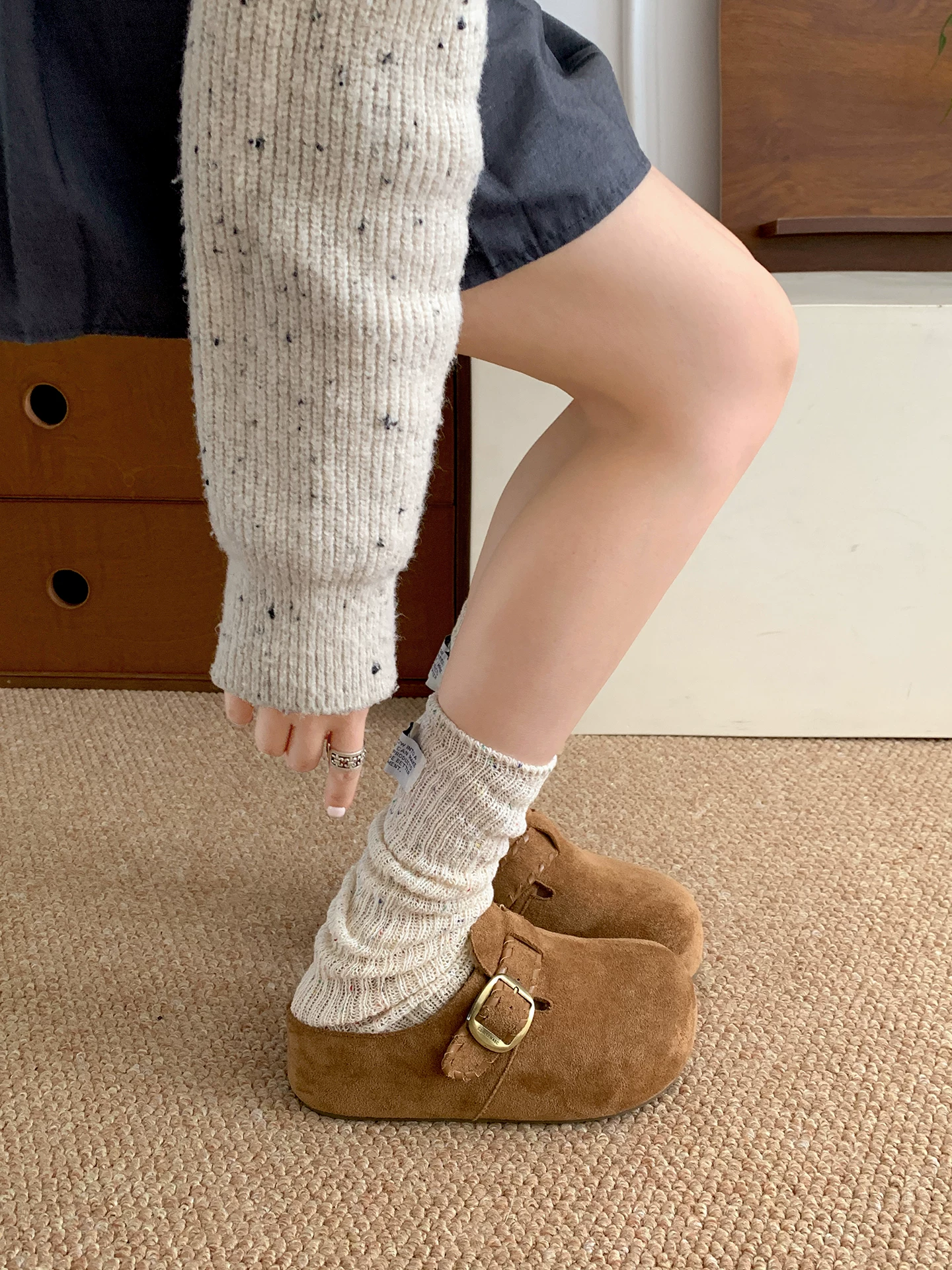 Đôi dép lông nhung nâu cổ điển đế dày dành cho nữ, mẫu mới thu đông 2025, giữ ấm, chống trơn, kiểu Birkenstock, chất liệu cotton