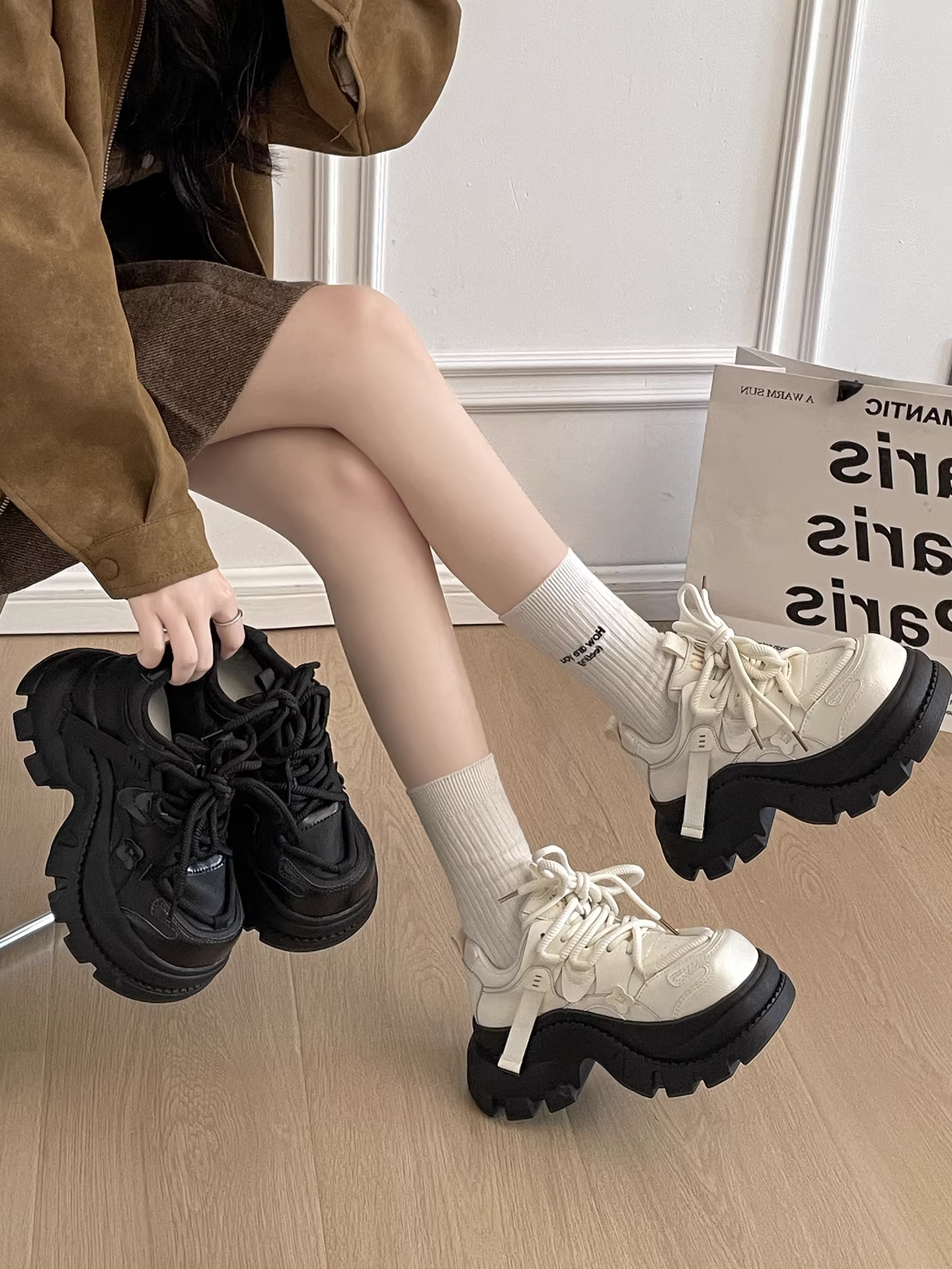 Giày thể thao đế xuồng trắng cổ điển dành cho nữ nhỏ nhắn, kiểu dáng thu đông 2025 mới, đa năng với chân váy, giày thể thao.