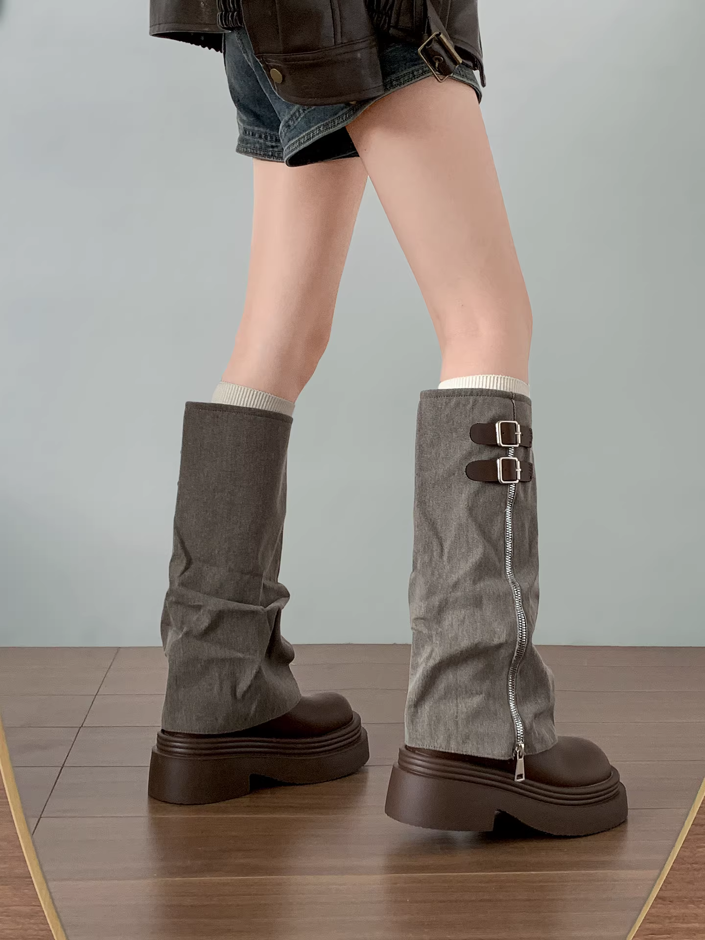 Giày bốt đế dày kiểu Anh đen dành cho nữ, bốt dài, kiểu thu đông mới 2025, phối cùng chân váy, kiểu dáng tôn dáng và tăng chiều cao.