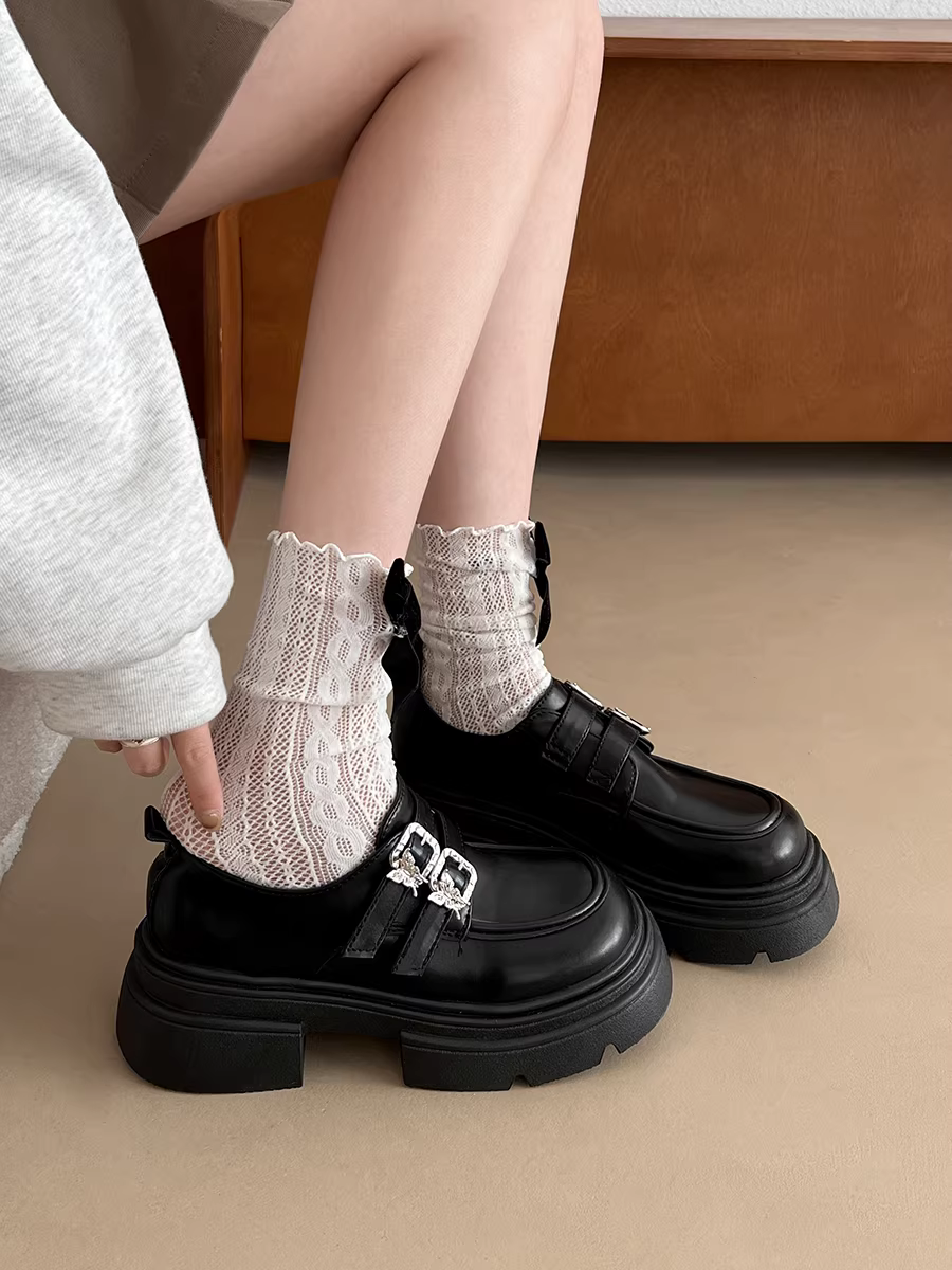 Giày da nữ đế dày kiểu Pháp cổ điển màu đen, mẫu mới thu 2025, phong cách Anh, đa năng, tăng chiều cao, gót chunky, giày đơn.