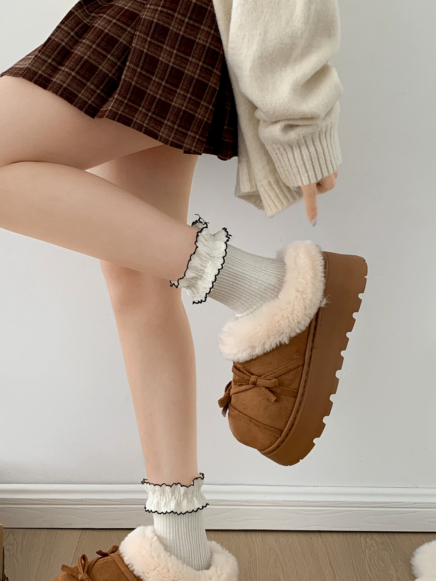 Đôi dép lông dày đế chống trơn kiểu retro phổ biến dành cho nữ, thích hợp để mang ngoài trời, dép bông đế mềm tăng chiều cao đa năng mùa thu đông 2025.