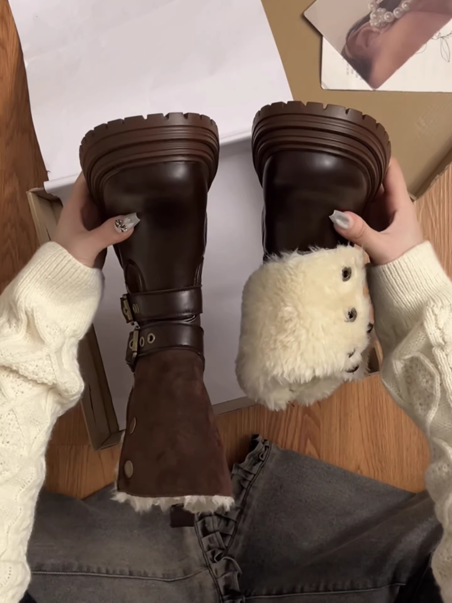 Giày bốt Martin đế dày lót lông phong cách Anh cổ điển màu nâu dành cho nữ, mẫu mới mùa đông 2025, giữ ấm và dày dặn, kiểu ngắn đi tuyết.