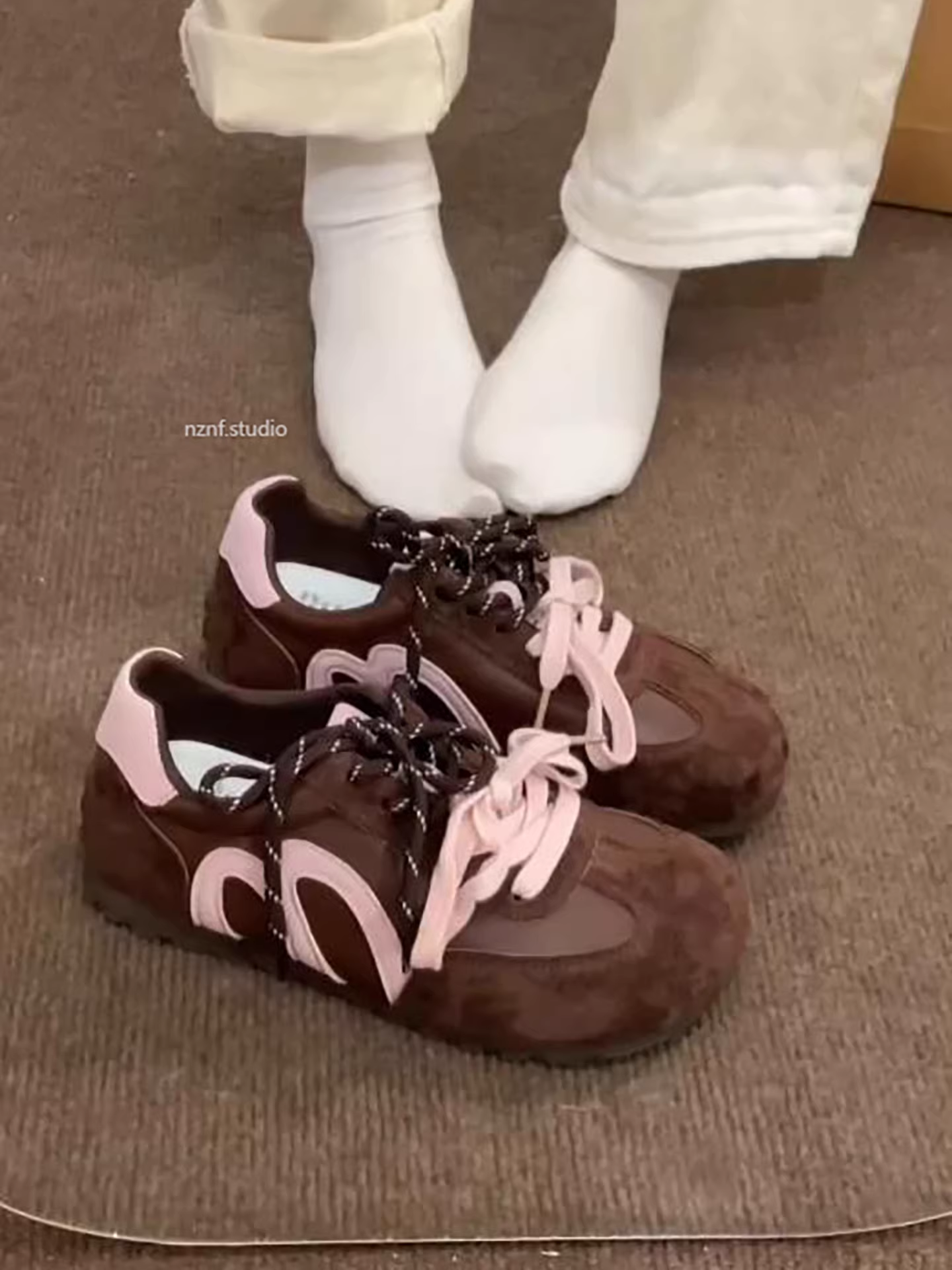 Giày thể thao Đức đế dày tăng chiều cao kiểu retro nâu dành cho nữ, mẫu mới thu đông 2025, đa năng, phong cách Forrest Gump.