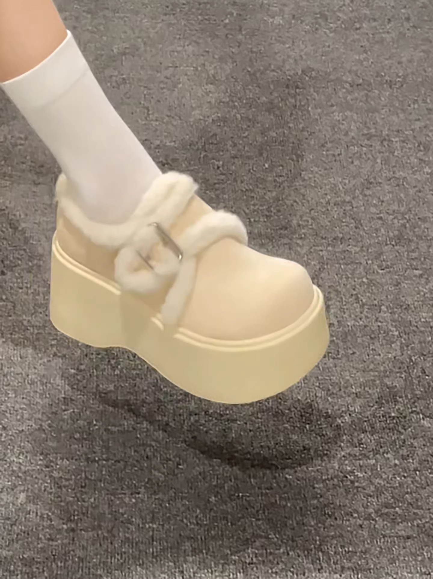 Giày bốt tuyết đế dày phong cách retro màu trắng dành cho nữ, giày cotton ấm áp kiểu Birkenstock mới mùa thu đông 2025.