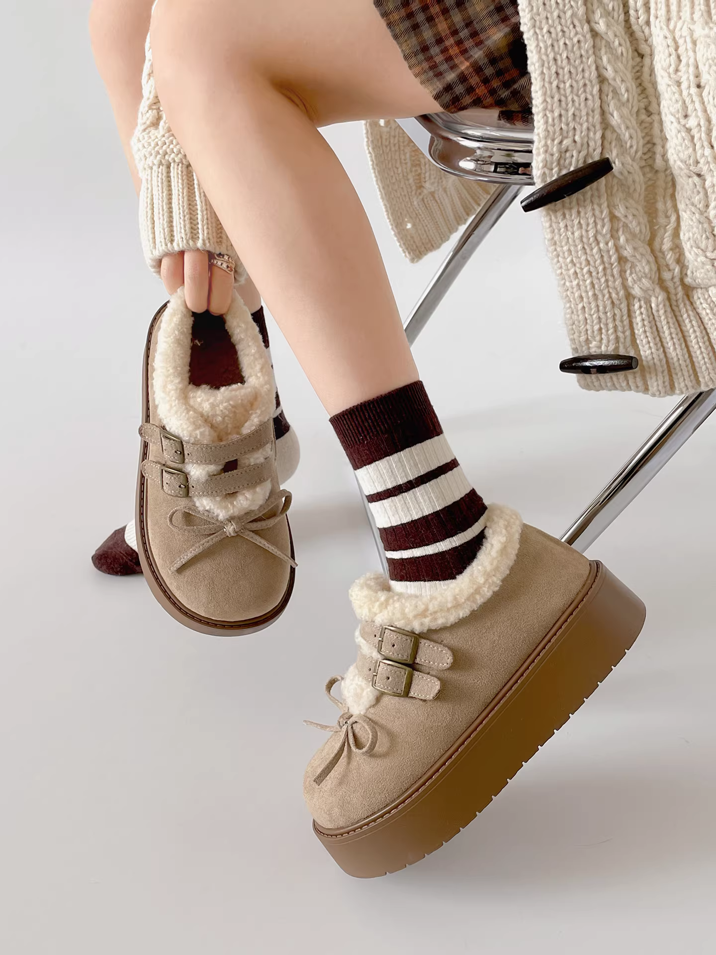 Giày bông tuyết đế dày chống trượt, lót lông mềm mại, kiểu cổ điển màu trắng dành cho nữ, mặc ngoài trời mùa đông, giày Birkenstock mới năm 2025, kiểu kín toàn bộ bàn chân.