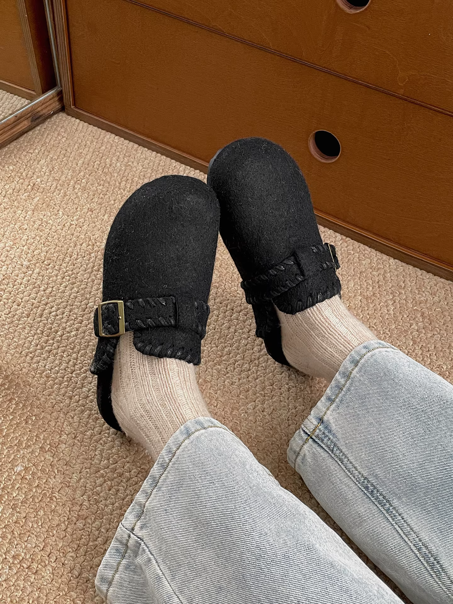 Giày Birkenstock đế dày tăng chiều cao kiểu retro dành cho nữ, dép lông kín mũi đa năng mùa thu mới 2025.