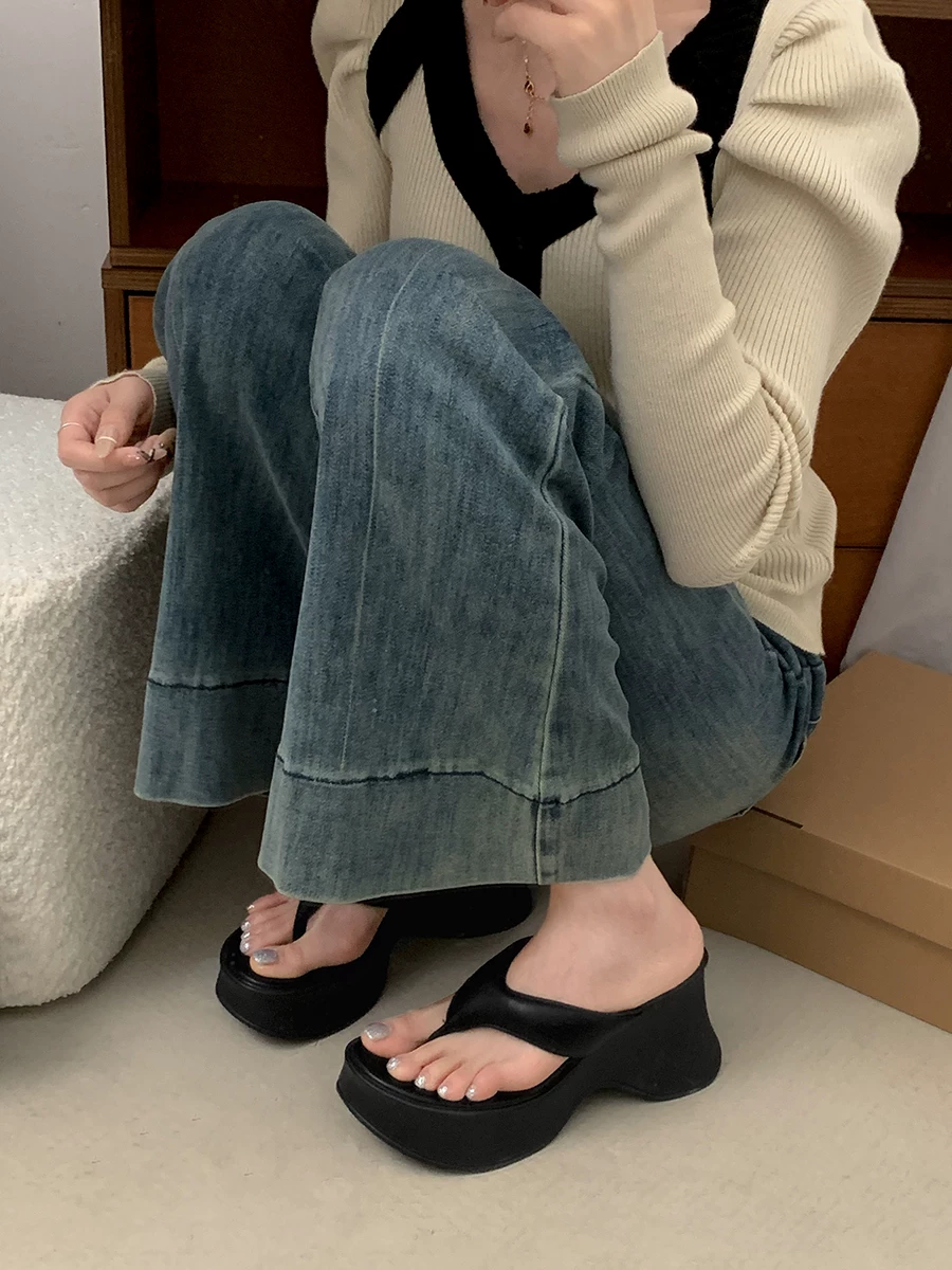 Dép xỏ ngón đế dày màu đen phổ biến dành cho nữ ở miền Nam, trang phục mùa hè ngoài trời, dép tăng chiều cao chống trơn trượt mới năm 2025.