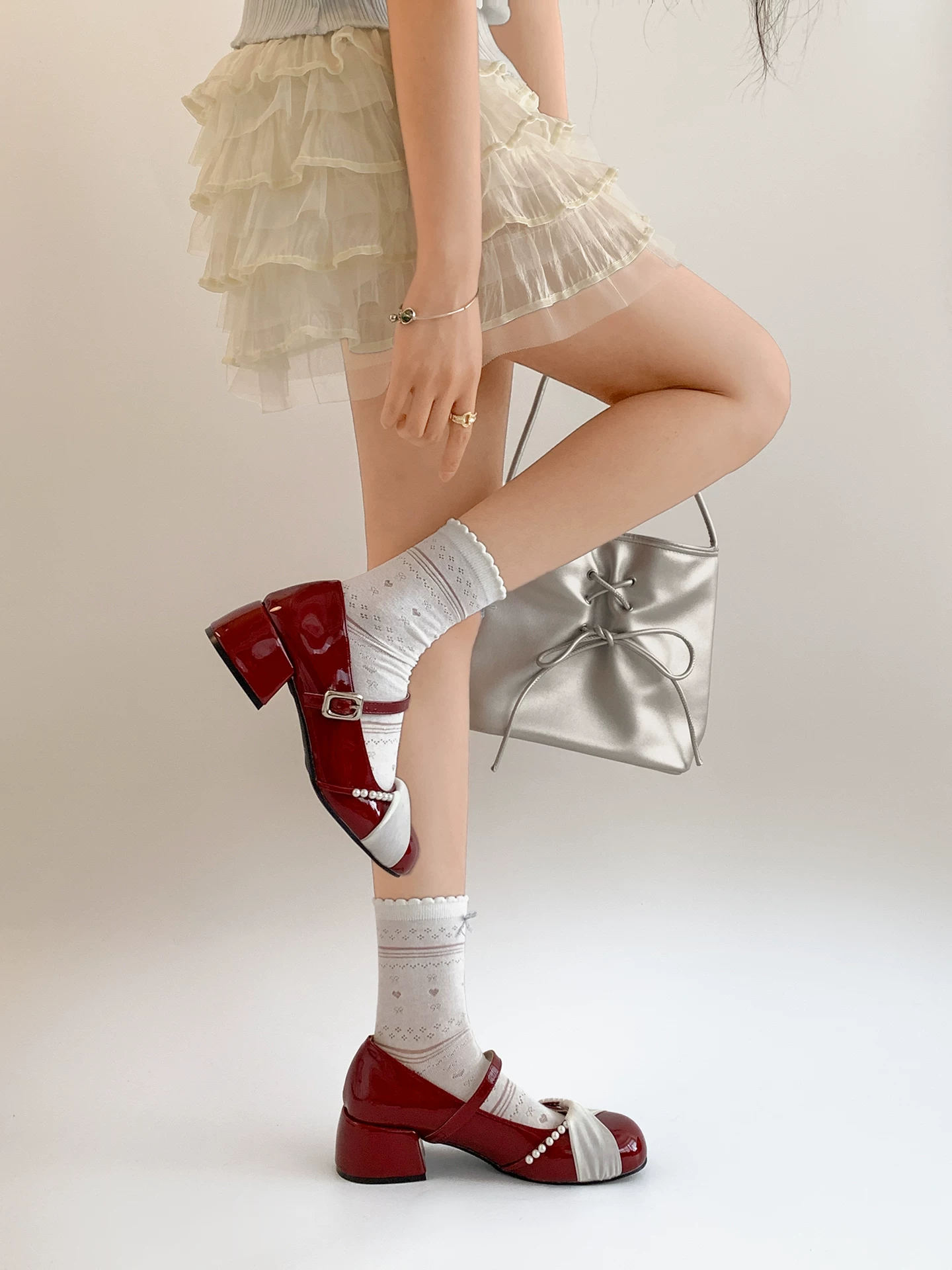 Giày cao gót đế thô kiểu tiên nữ Pháp màu bạc dành cho nữ, kiểu mới mùa thu 2025, phối cùng chân váy, giày Mary Jane cổ điển.