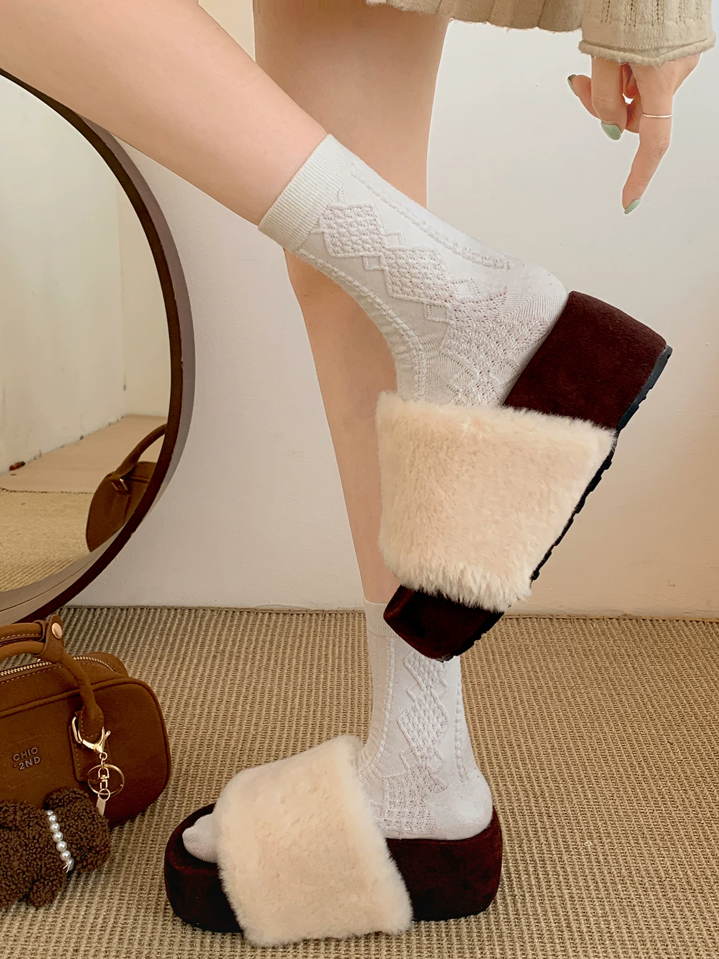 Dép lông dày đế dày chống trơn màu đen dành cho nữ, thích hợp mang đi ngoài trời, kiểu dáng thu đông 2025 mới, dép lười retro tăng chiều cao.