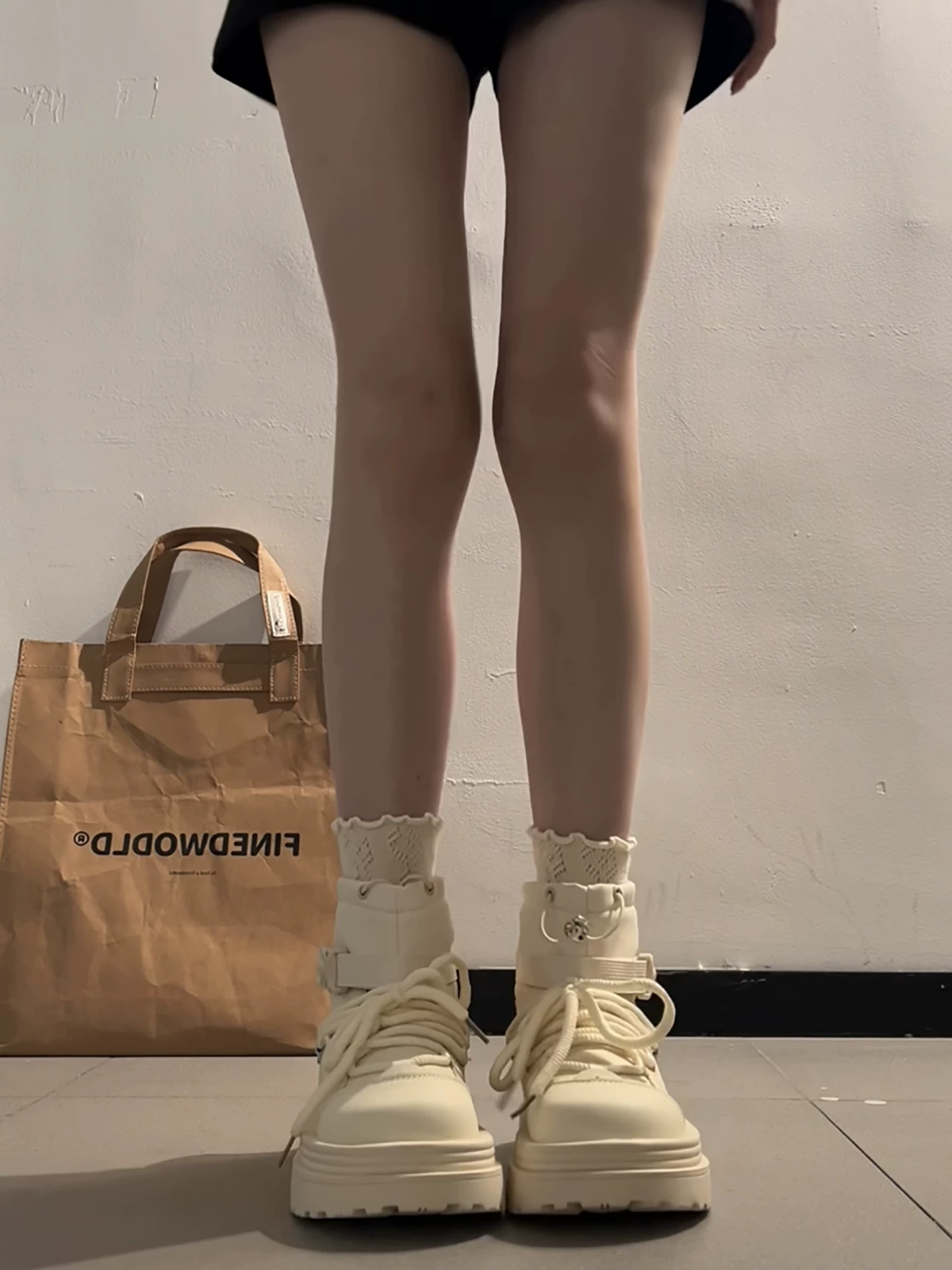 Giày bốt đi tuyết đế dày tăng chiều cao, lót lông cừu chống trơn, màu trắng dành cho nữ, mẫu mới mùa đông 2025, giữ ấm dày dặn, chất liệu cotton Đông Bắc.