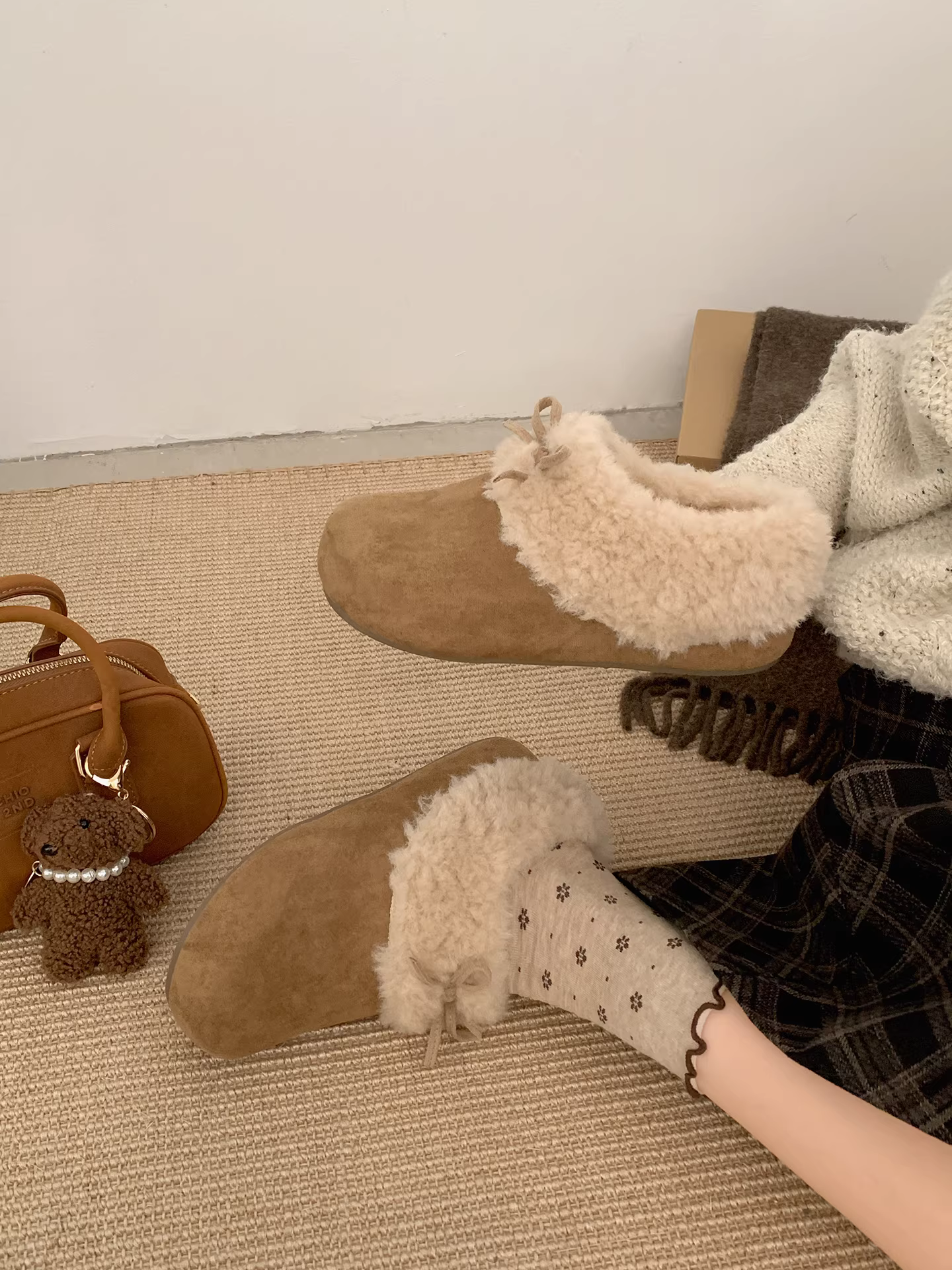 Giày nửa dép kiểu Birkenstock lót lông cừu, đế dày, chống trơn trượt dành cho nữ, thích hợp để đi ngoài trời, mẫu mới mùa đông 2025, tăng chiều cao, ấm áp, giày bông lông mềm mại.