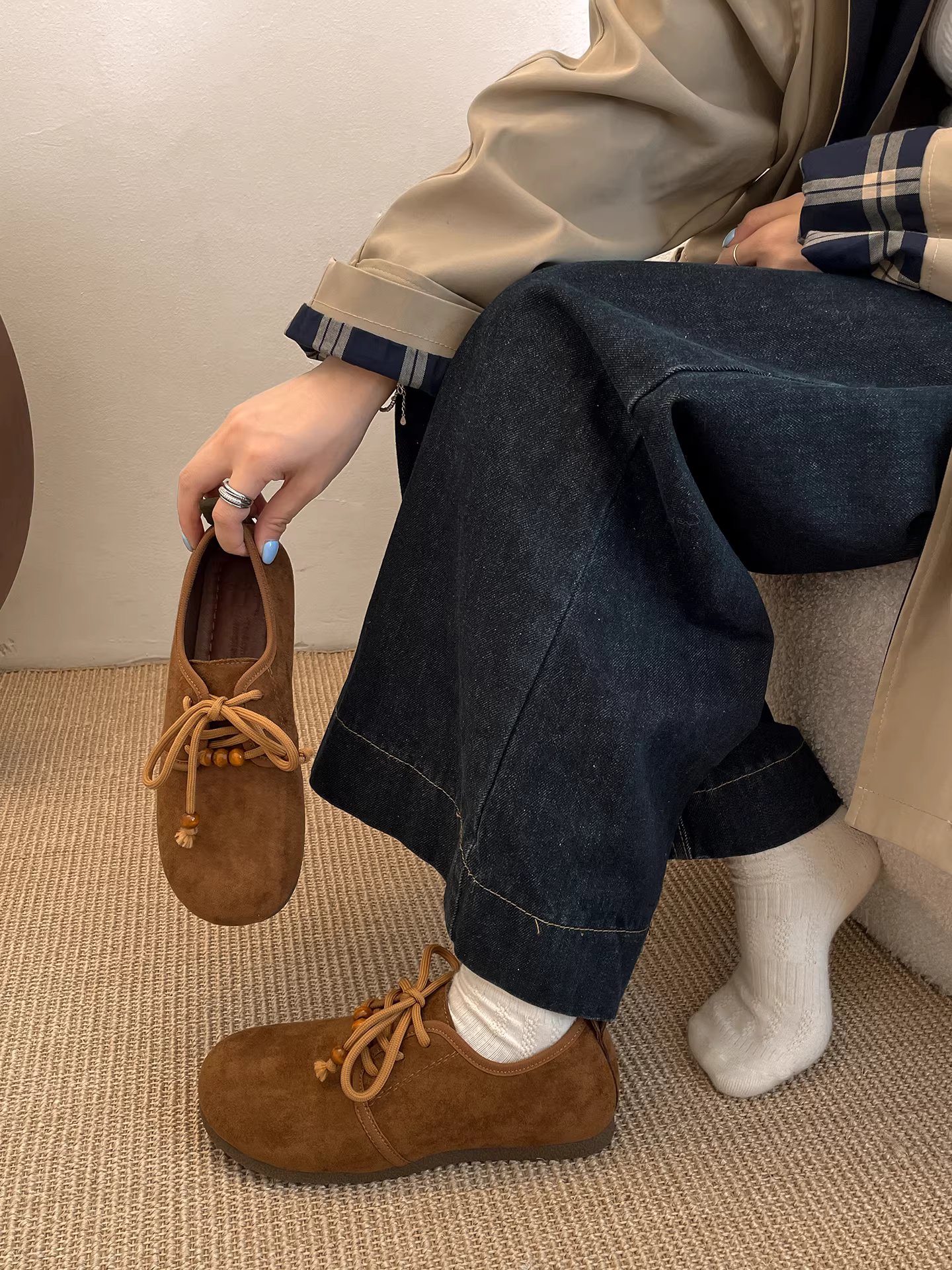 Giày Birkenstock đế dày quấn kín kiểu retro dành cho nữ, mẫu mới thu đông 2025, đa năng, phối chân váy.