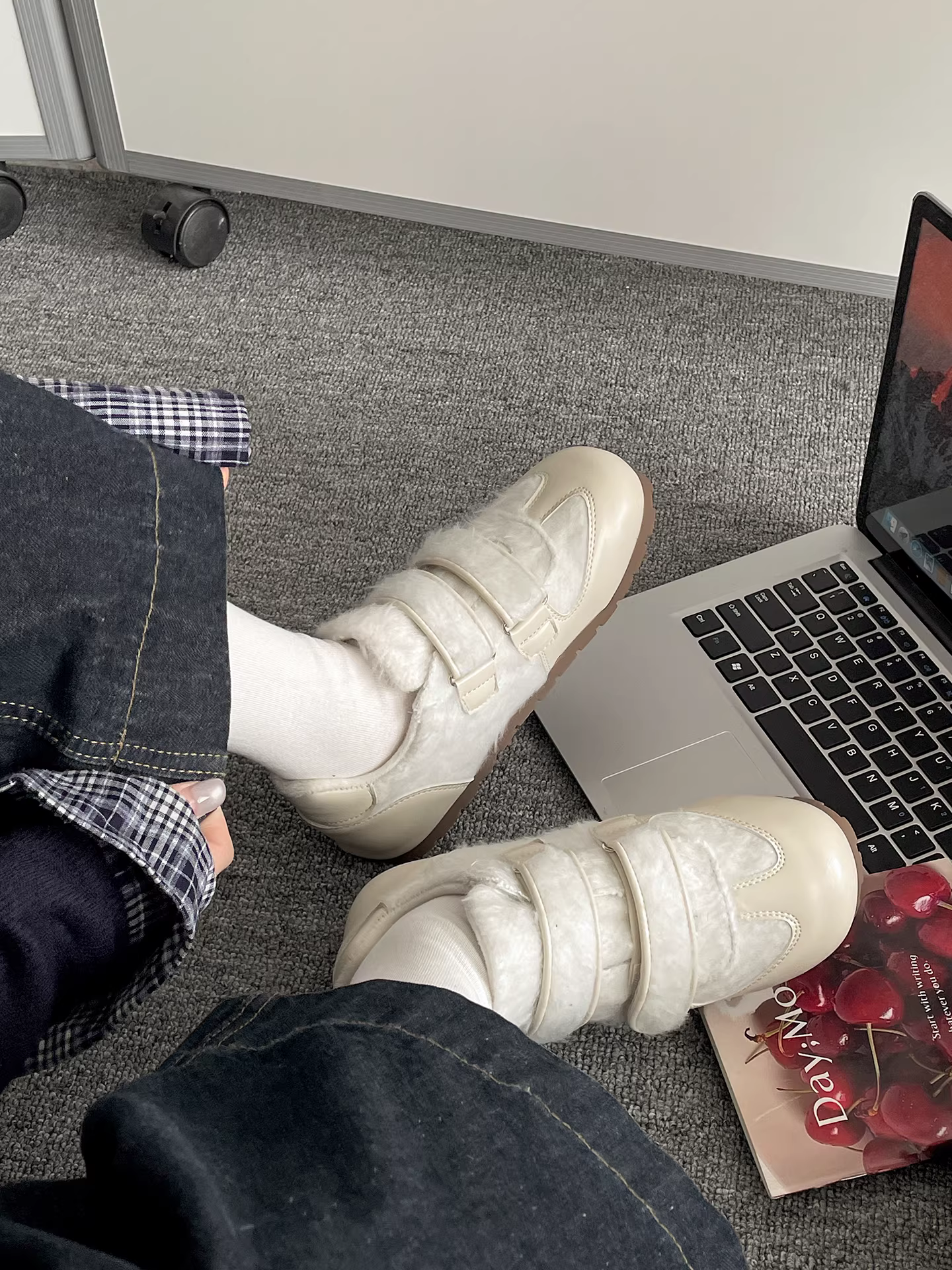 Giày thể thao đế dày lót lông cừu màu trắng Nanzai retro dành cho nữ kiểu dáng thu đông mới 2025, thích hợp phối cùng váy, giày cotton đế mềm giữ ấm.