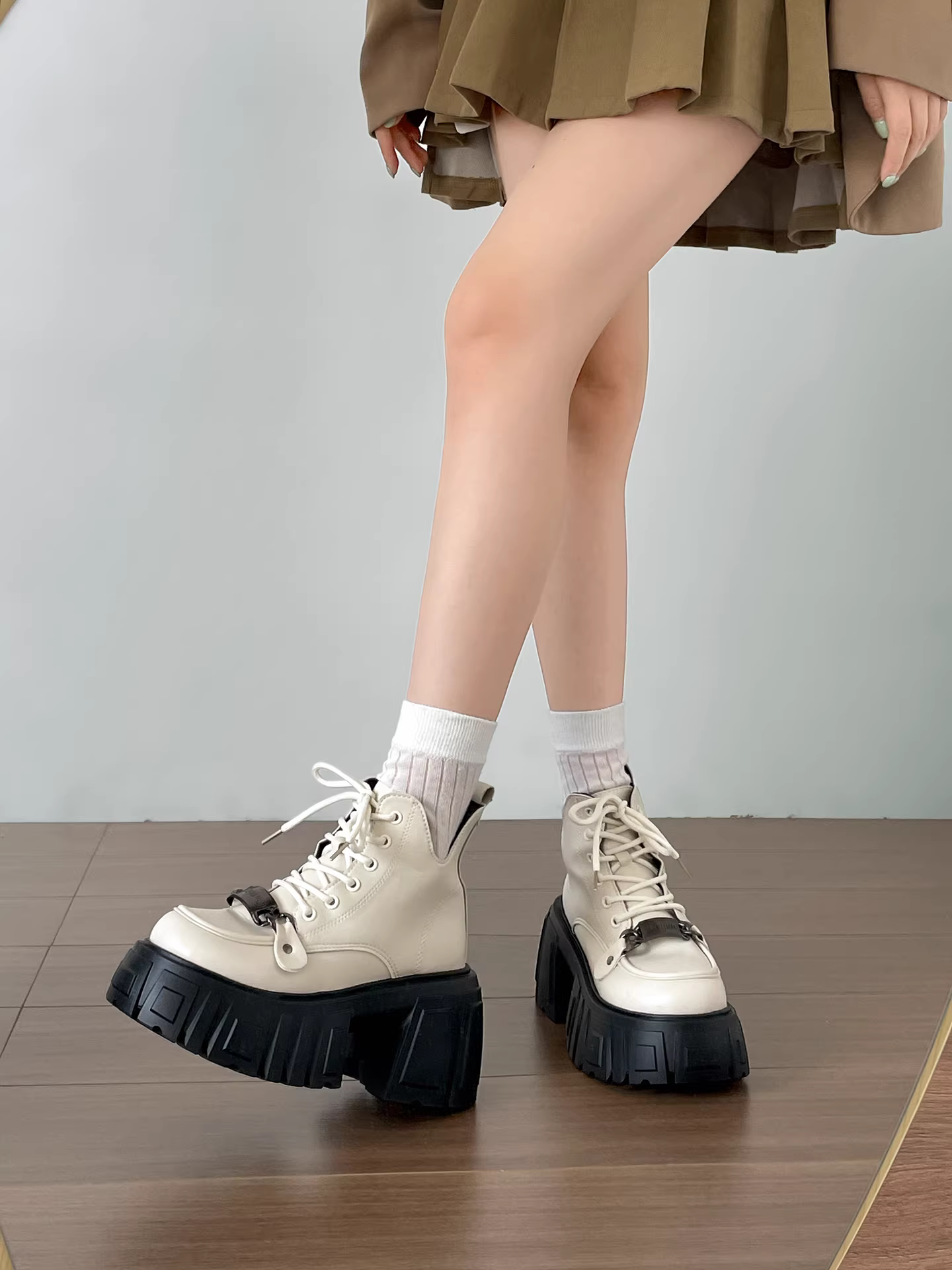 Giày bốt Martin đế xuồng cao gót kiểu Anh đen, dành cho nữ, mẫu mới thu đông 2025, đa năng, tăng chiều cao, kiểu cổ điển.