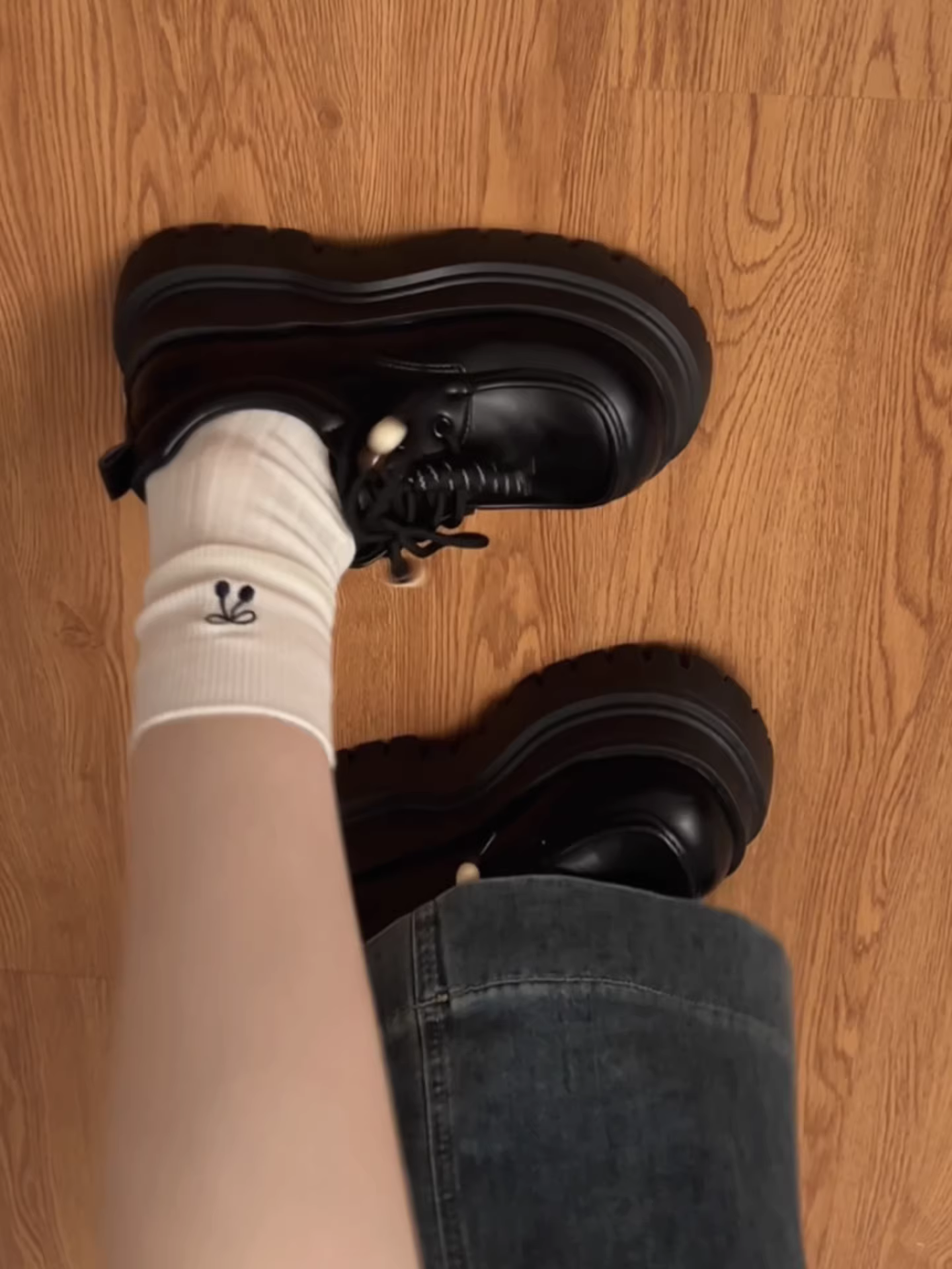 Giày da nữ đế dày kiểu Anh cổ điển màu đen, kiểu dáng mới mùa thu 2025, phối chân váy, giày lười đế mềm đa năng