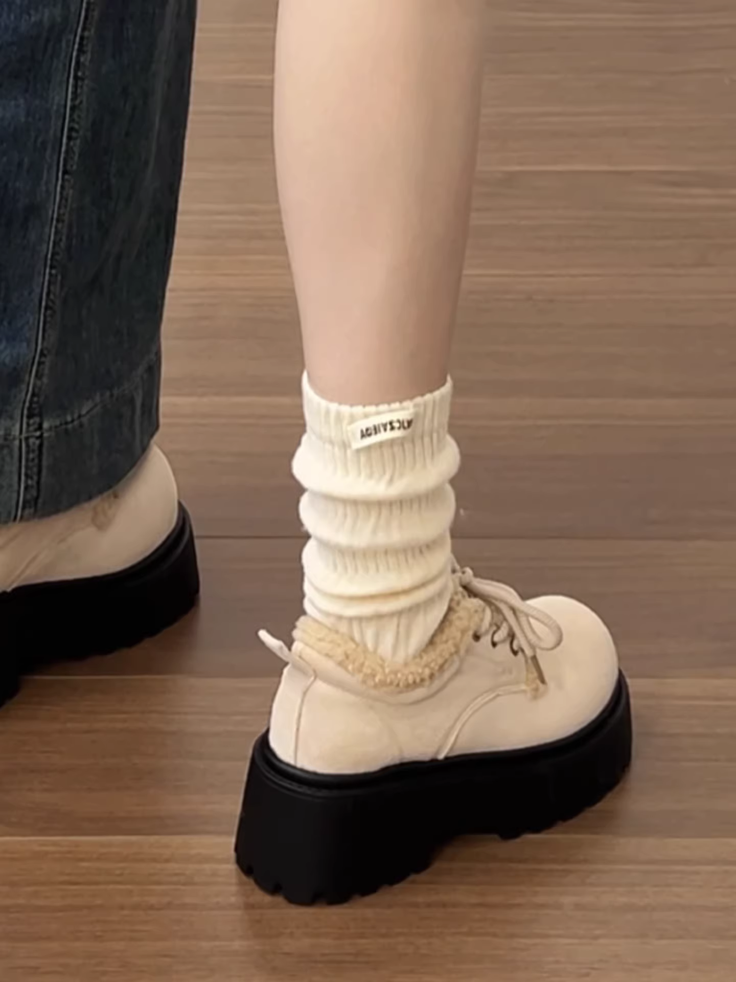 Giày cotton đế dày chống trượt lót lông cừu màu trắng dành cho nữ, mặc ngoài trời mùa đông, kiểu dáng mới 2025, giày da nhỏ cổ điển tăng chiều cao.