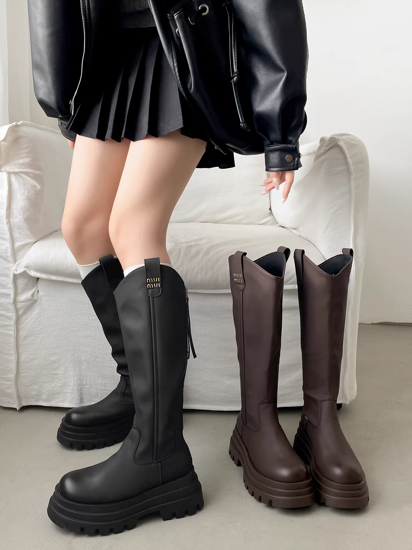 Giày bốt đế dày màu đen cổ điển dành cho người nhỏ nhắn, bốt nữ cao cổ kiểu thu đông 2025 phối chân váy, kiểu dáng thon gọn như giày hiệp sĩ