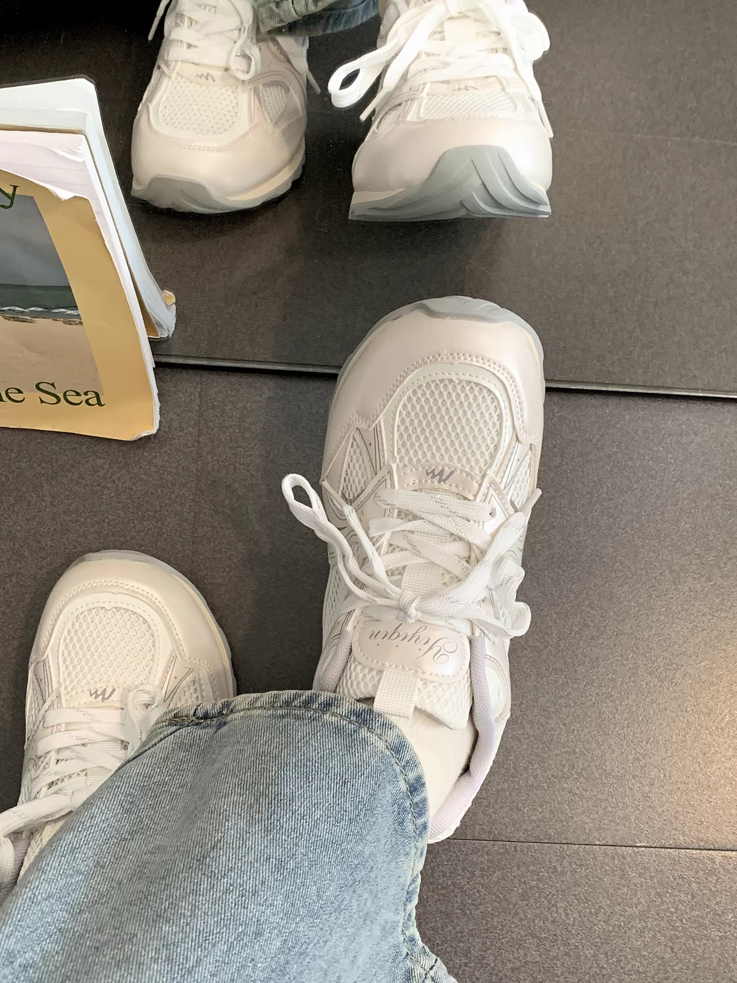 Giày thể thao đế dày tăng chiều cao màu trắng kiểu retro dành cho nữ, phong cách thu đông 2025 mới, phối cùng chân váy, giày thể thao Đức cổ thấp.