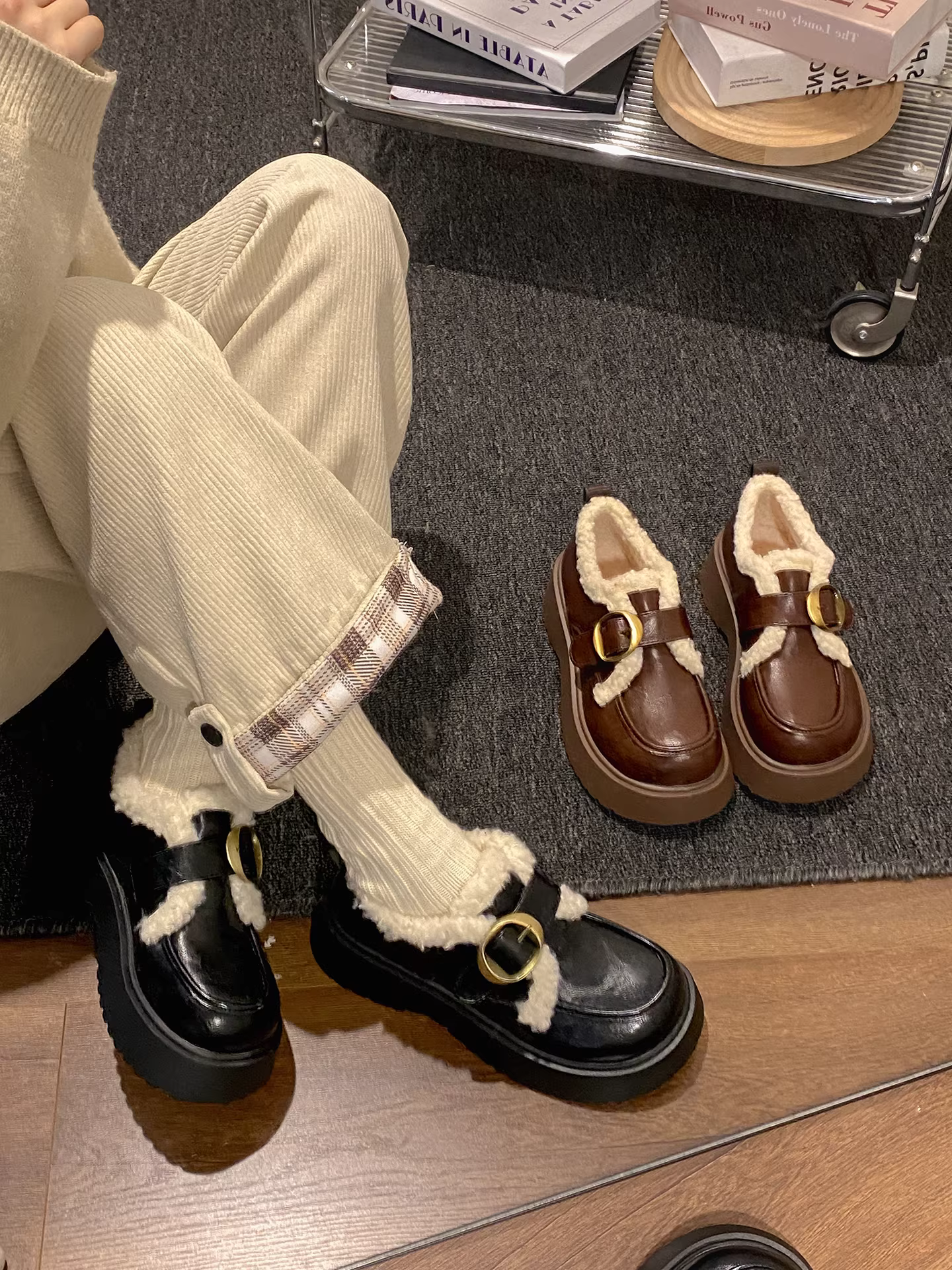 Giày bông nữ đế dày lót lông giữ ấm mùa đông kiểu retro đen năm 2025, giày da nhỏ đi ngoài trời