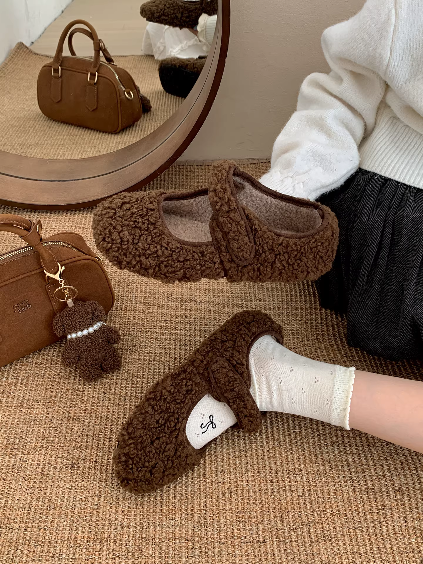 Giày lông mềm phẳng kiểu retro màu trắng dành cho nữ, kiểu dáng mùa đông mới 2025, thích hợp phối cùng váy, lót lông cừu, giày cotton đa năng.