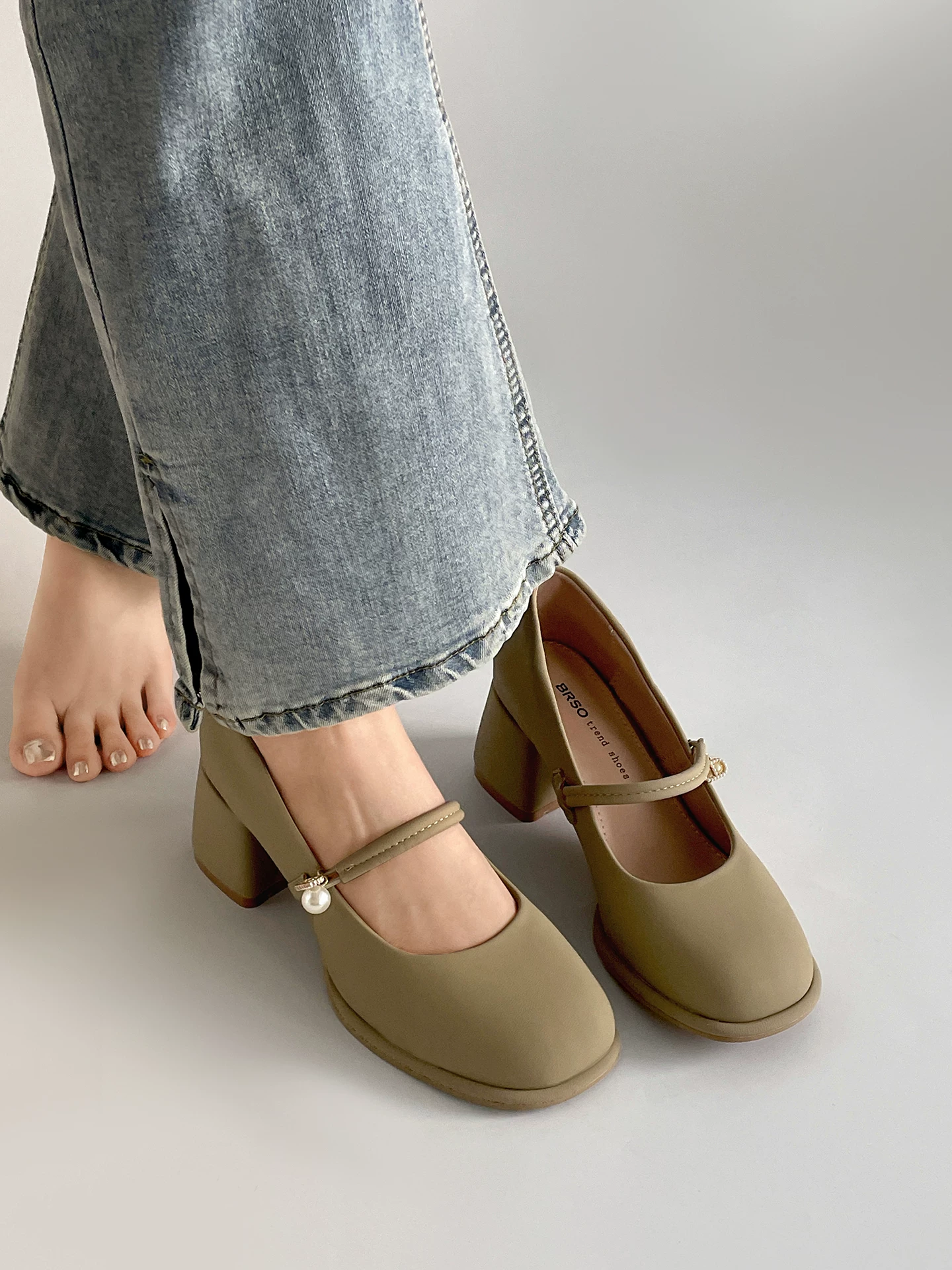 Giày bệt nữ kiểu Pháp cổ điển màu đen, gót dày, miệng giày nông, mùa thu 2025, kiểu mới cao cấp, phối chân váy, đế mềm, kiểu Mary Jane