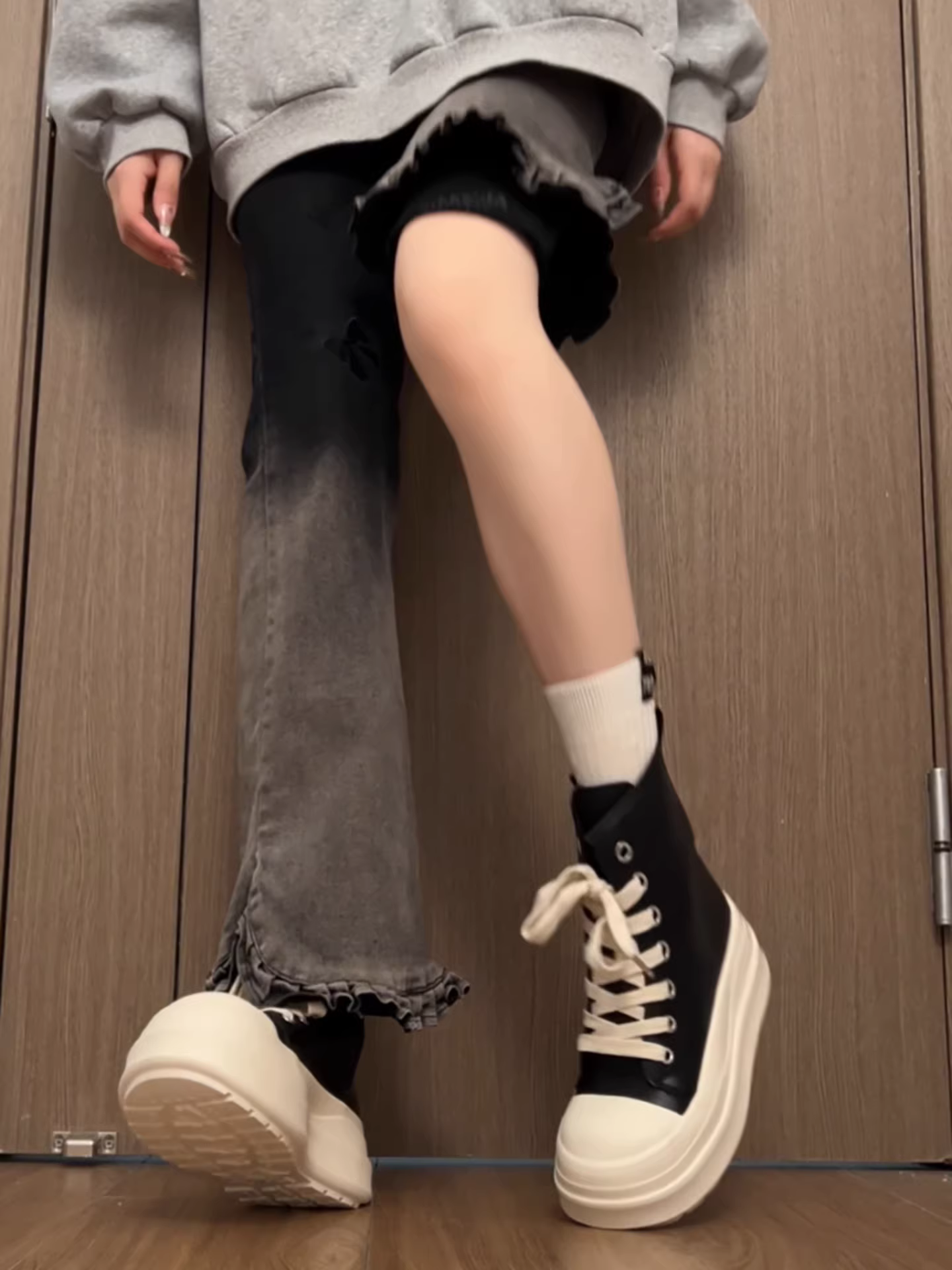 Giày đế xuồng cao cổ điển màu đen dành cho nữ, kiểu thu đông 2025, phối chân váy, giày thể thao đa năng tăng chiều cao, phong cách thường ngày