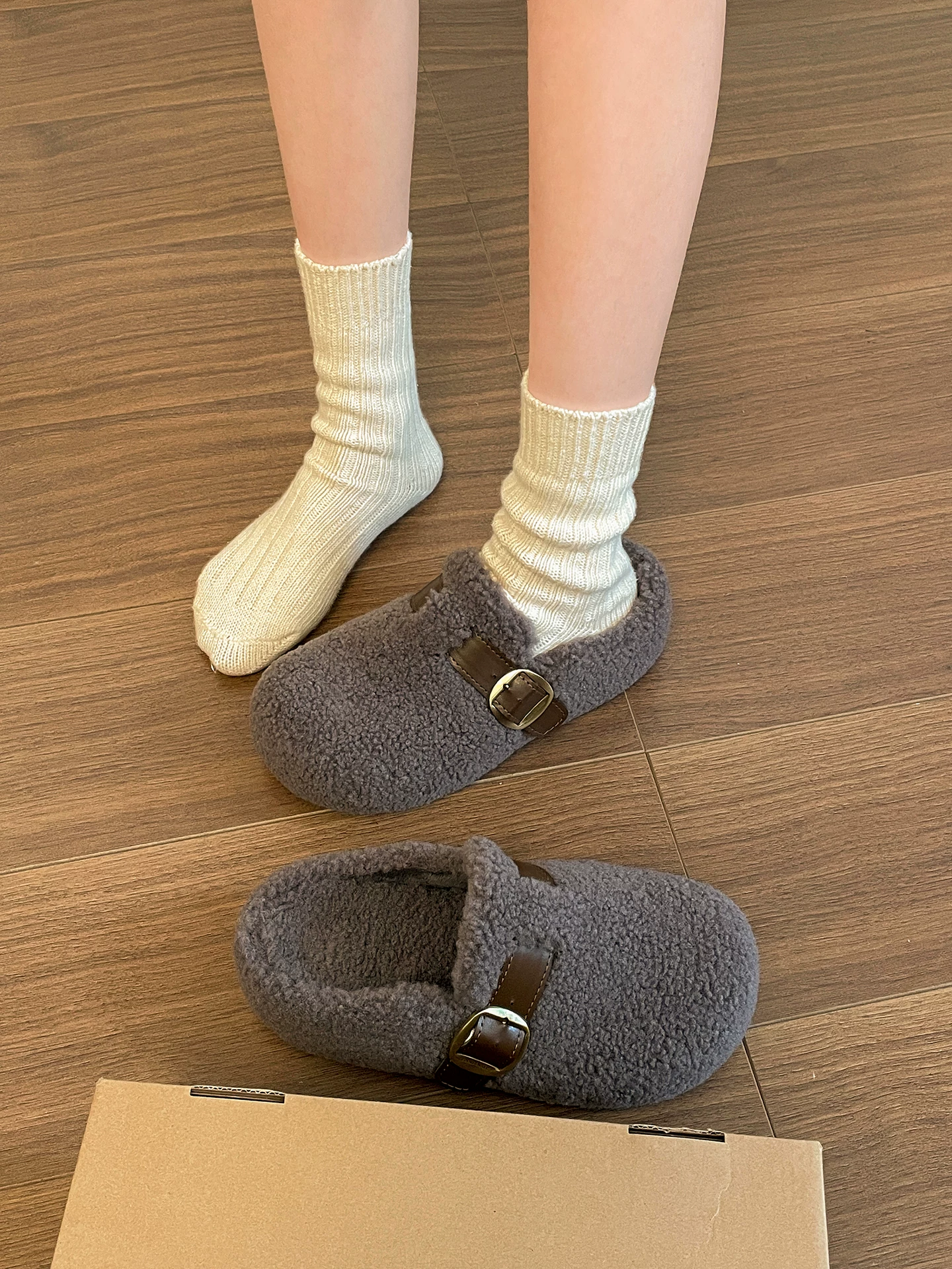 Dép lông dày đế dày chống trơn màu trắng cổ điển dành cho nữ, mặc ngoài trời mùa đông, kiểu mới 2025, lót lông cừu, dày dặn, ấm áp kiểu Birkenstock.