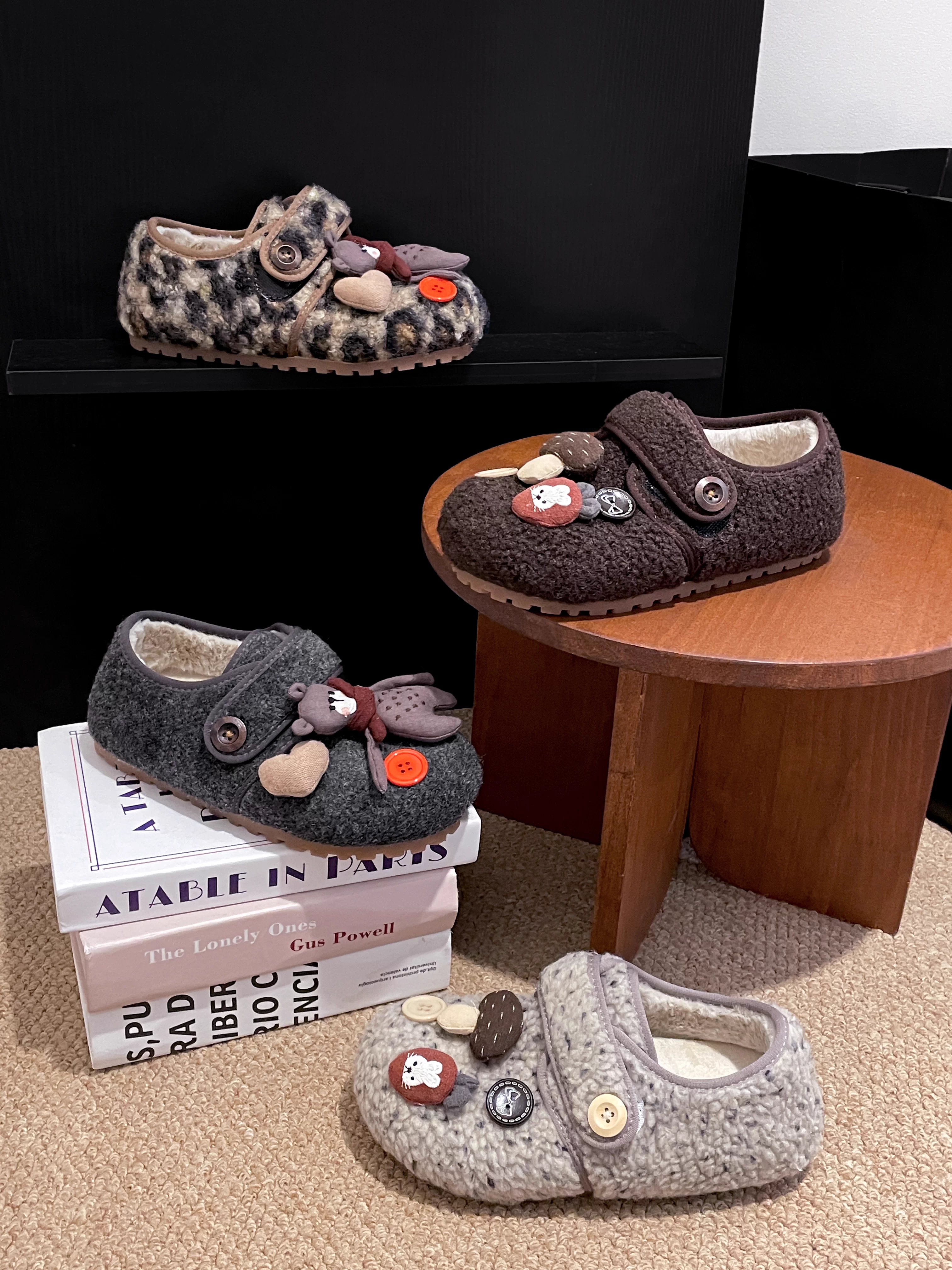 Giày nhung retro đế dày chống trơn lông mềm dành cho nữ, mặc ngoài mùa đông 2025, kiểu mới tăng chiều cao, đế mềm giữ ấm, kiểu Birkenstock bằng cotton