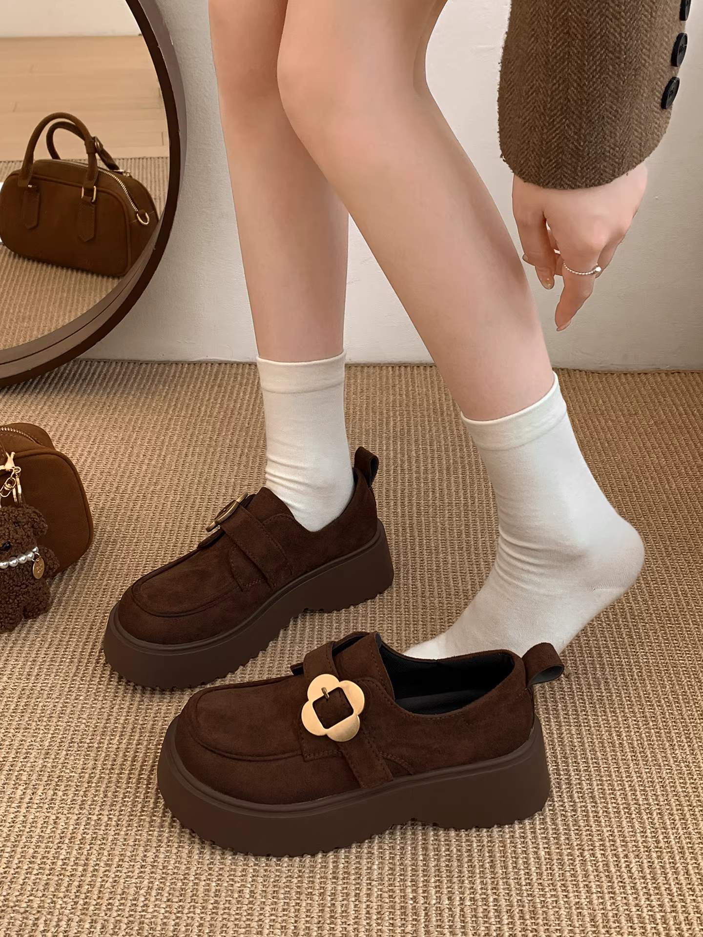 Giày Birkenstock đế dày màu nâu cổ điển dành cho nữ, kiểu thu mới 2025, phối cùng chân váy, giày lười tăng chiều cao.