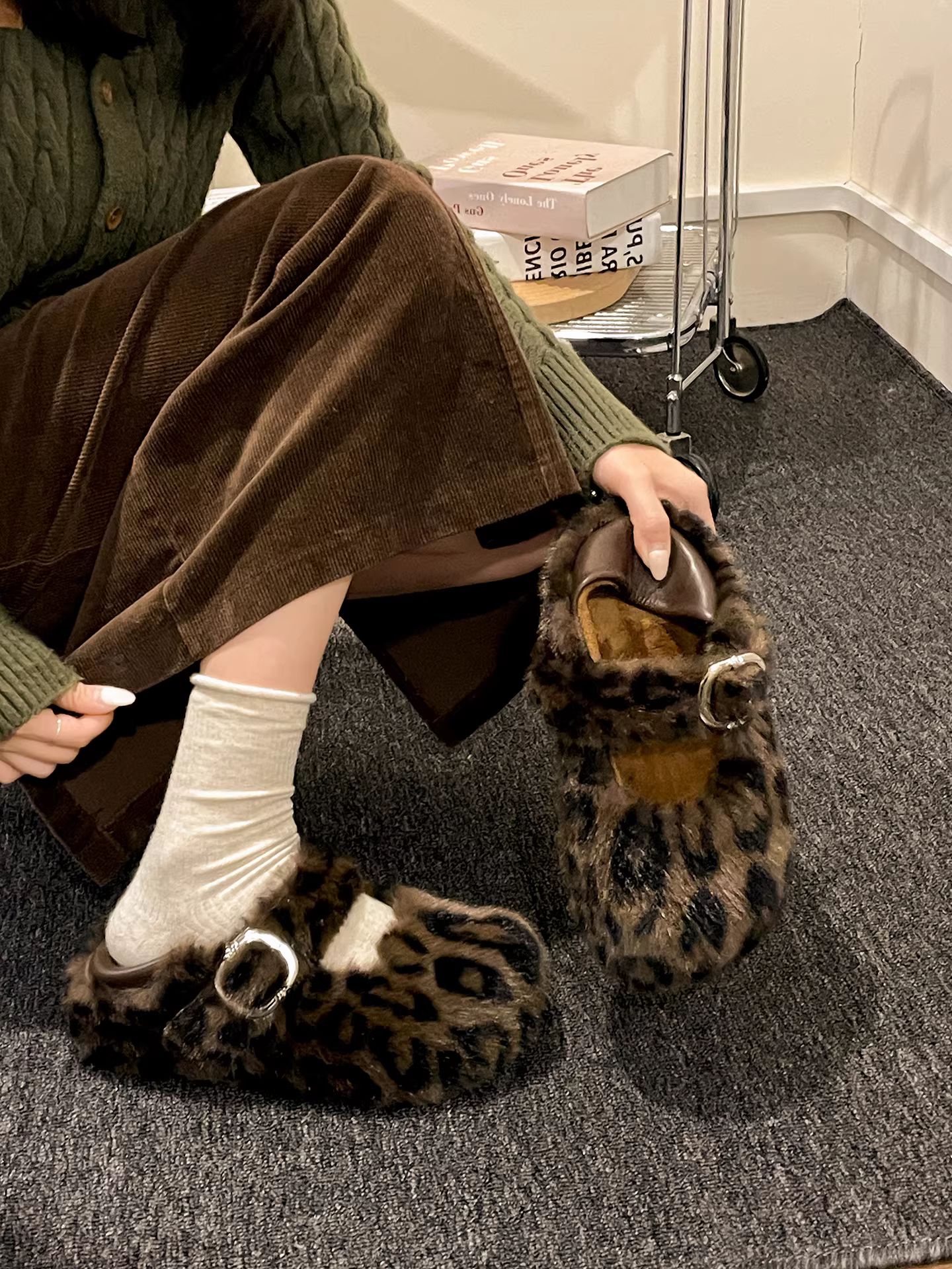 Giày lông cừu dày dặn, lót lông ấm áp, đế dày, dành cho nữ, thích hợp đi ngoài trời, mẫu mới mùa đông 2025, size nhỏ, chống trơn trượt, kiểu Birkenstock