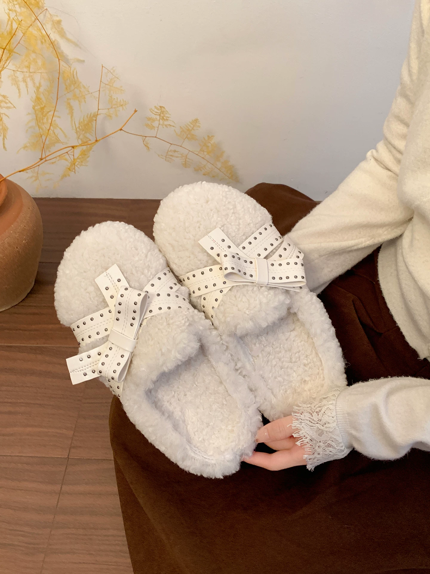 Đôi dép lê nữ đế dày phong cách retro màu trắng, thích hợp đi ngoài trời, dép bông giữ ấm mùa đông mới năm 2025, kiểu kín mũi.