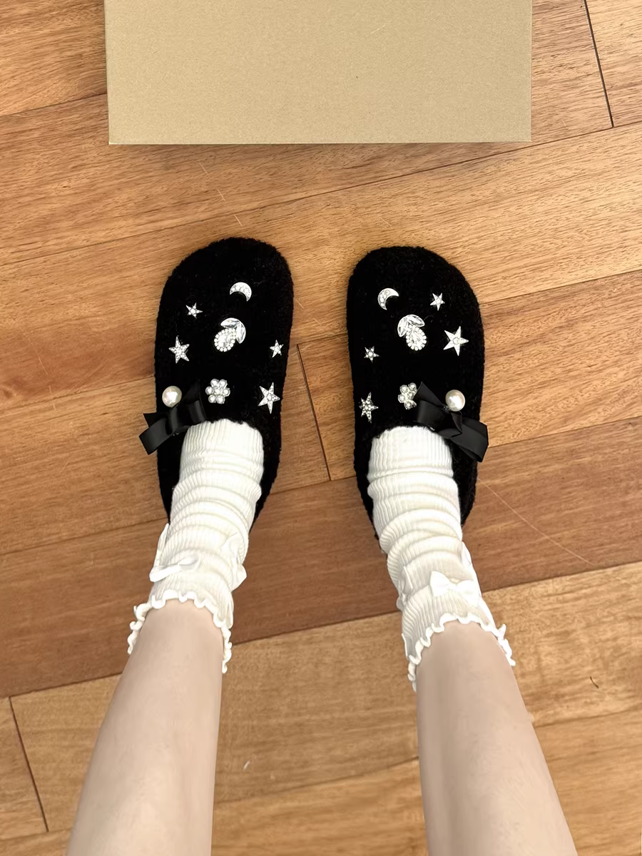 Giày clog đế xuồng kiểu Chanel thời thượng màu đen dành cho nữ, kiểu dáng thu đông 2025 mới với lớp lót lông mềm mại, kiểu giày Birkenstock.