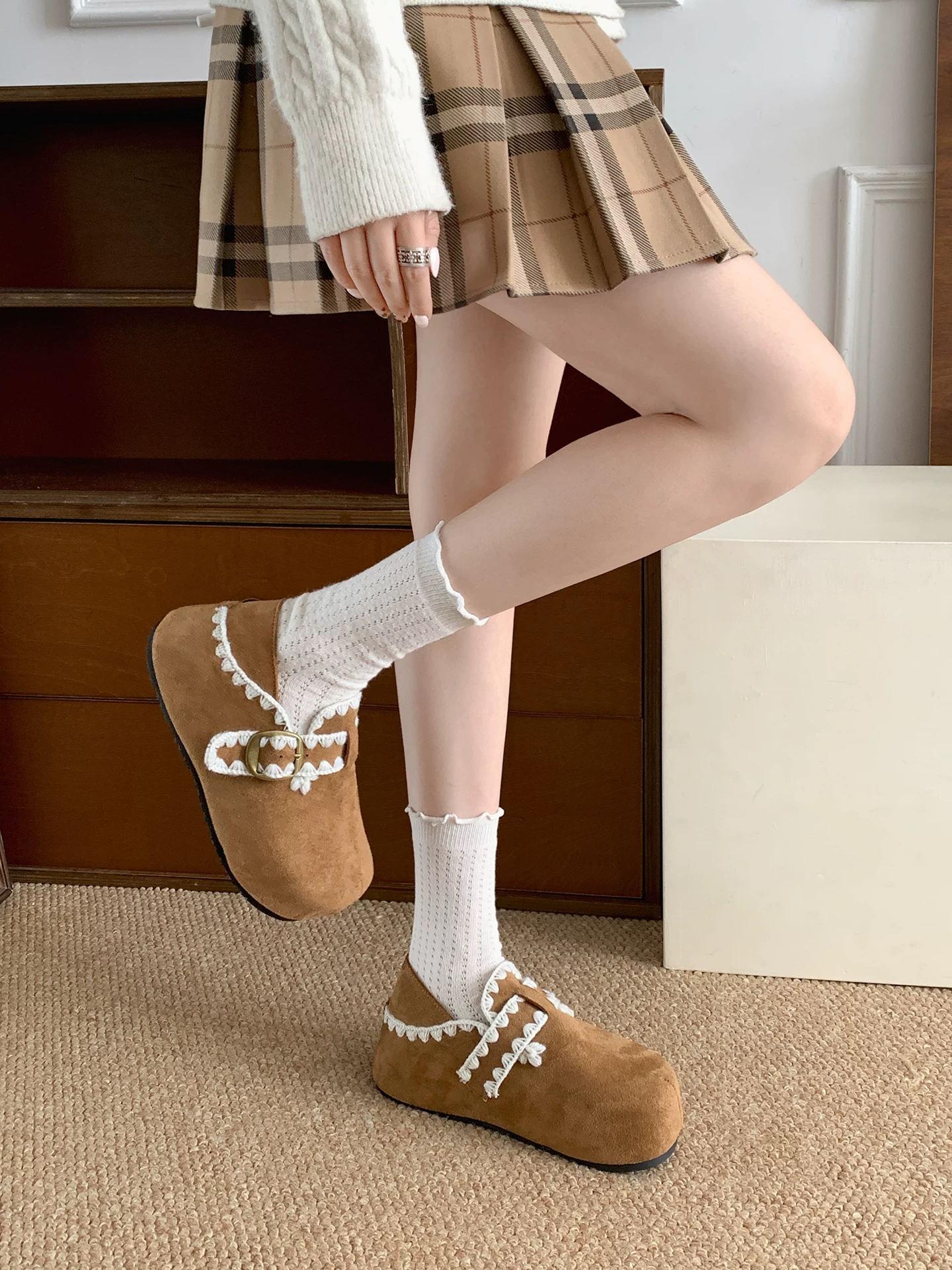 Giày Birkenstock kiểu Pháp màu nâu cổ điển dành cho nữ, mùa thu đông 2025, kiểu dáng ấm áp, lót lông cừu, chất liệu cotton.