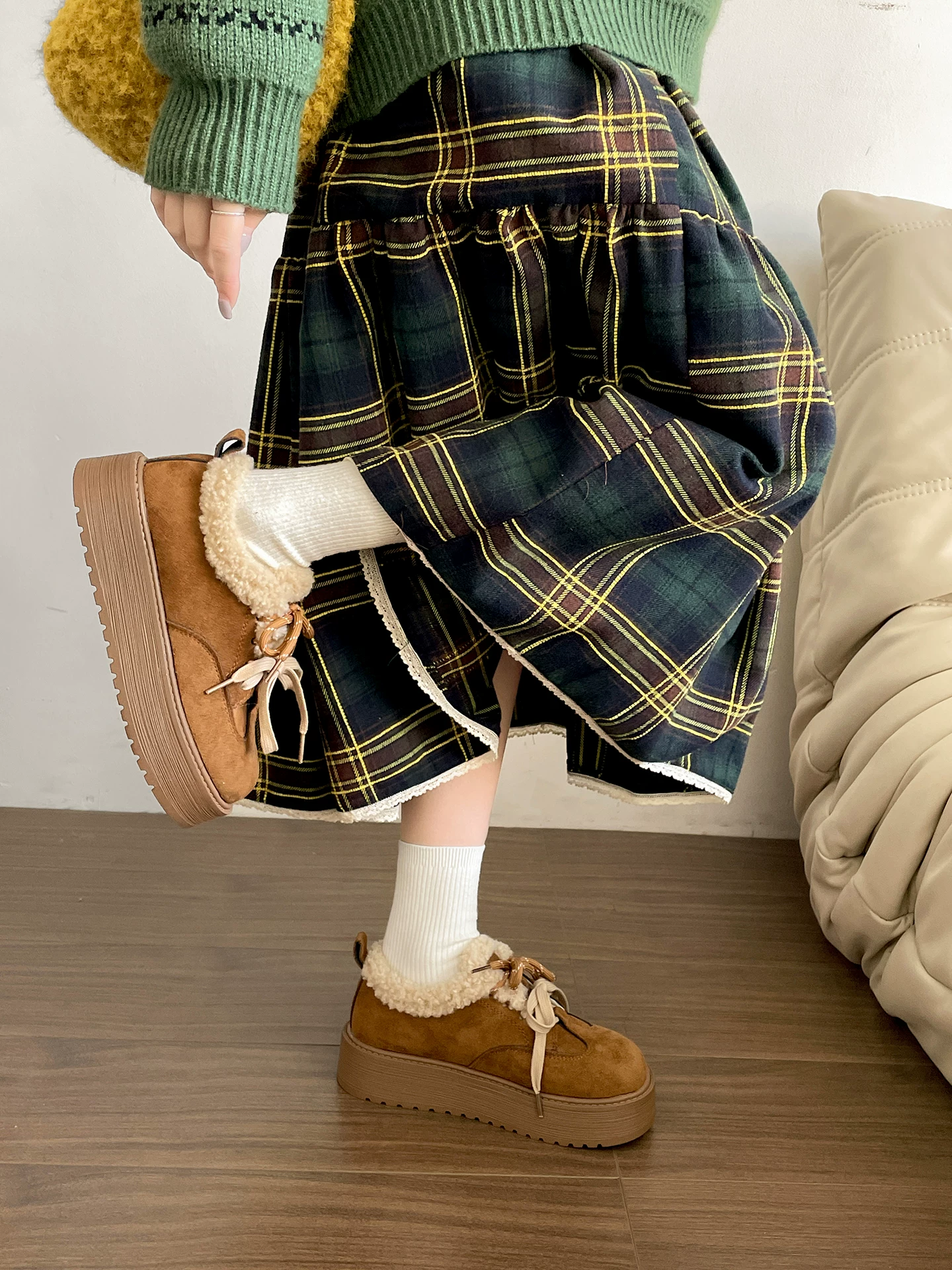 Giày bông kiểu Birkenstock đế dày màu nâu cổ điển dành cho nữ mùa đông 2025 mới, giữ ấm, chống trơn trượt, lót lông dày