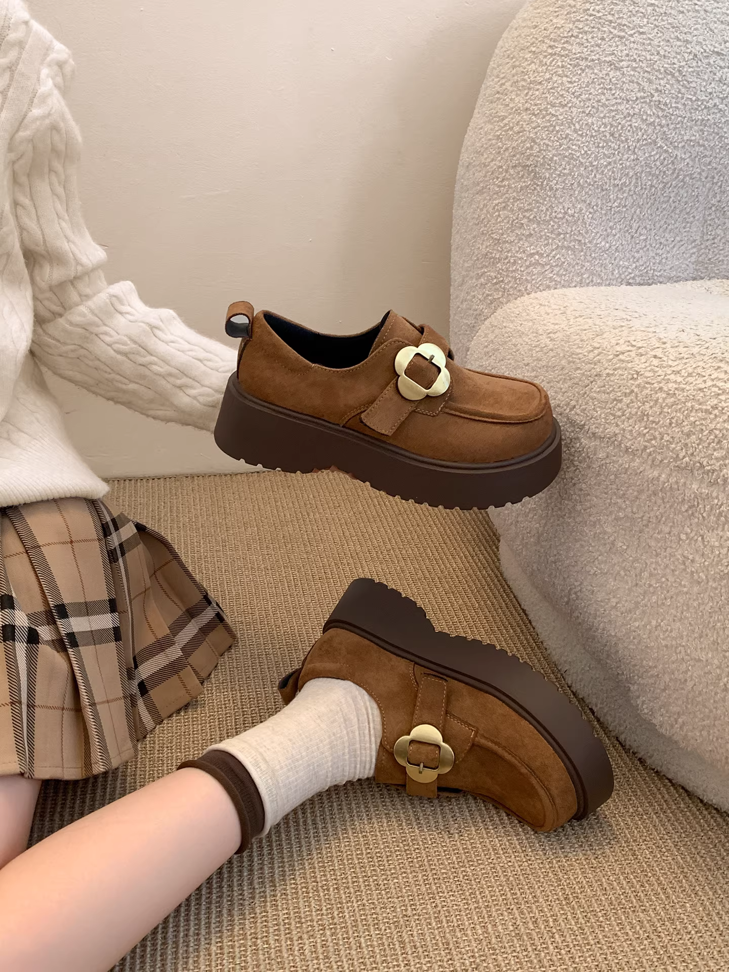 Giày Birkenstock đế dày màu nâu cổ điển dành cho nữ, kiểu thu mới 2025, phối cùng chân váy, giày lười tăng chiều cao.