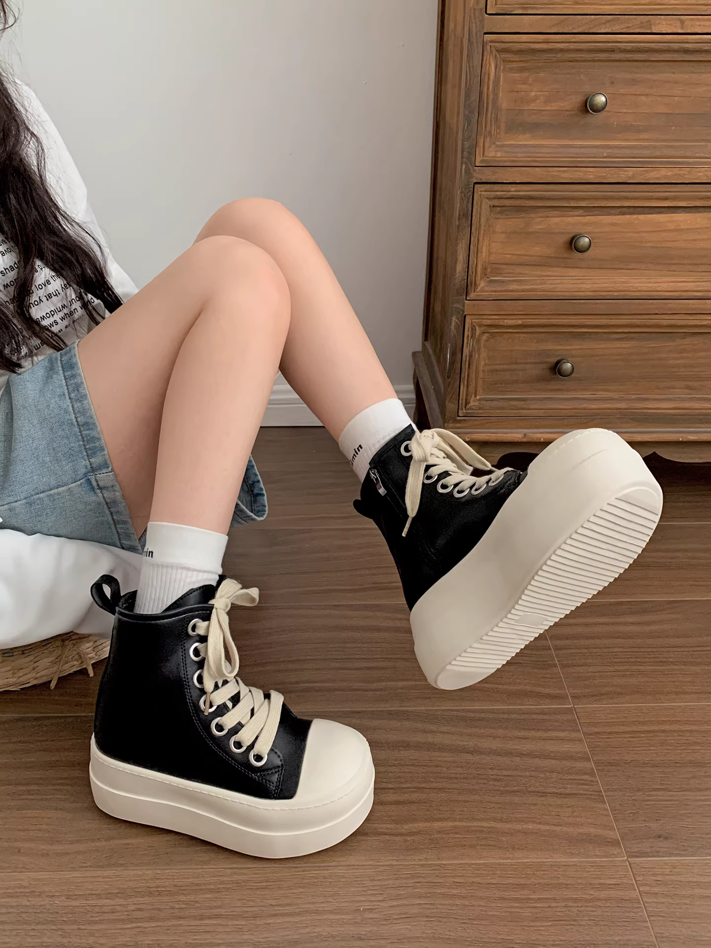 Giày vải cao cổ đế xuồng đen dành cho nữ, mẫu mới thu 2025, đa năng, tăng chiều cao, đế mềm, kiểu dáng năng động