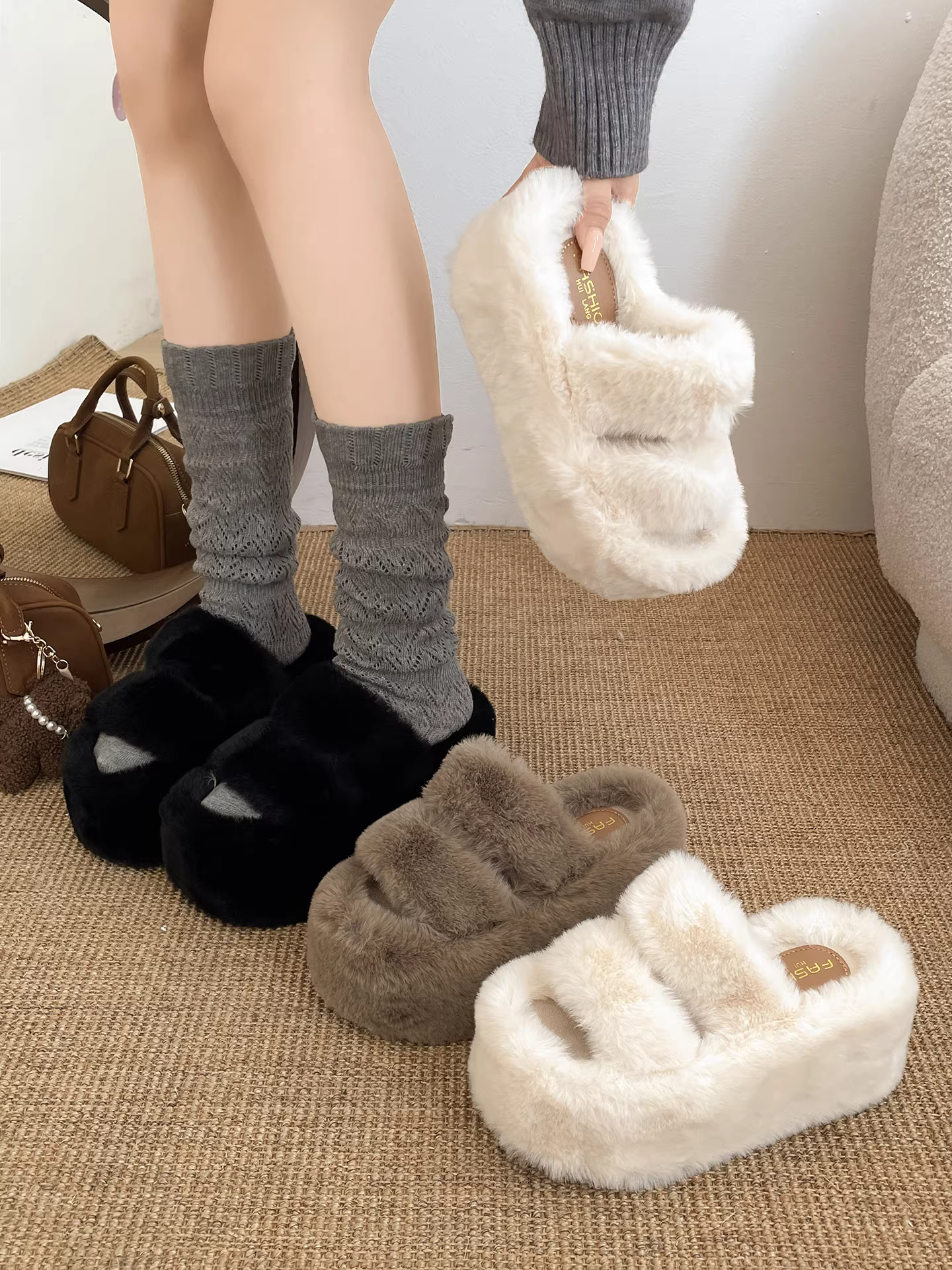 Dép lông dày đế dày chống trơn kiểu Pháp màu trắng dành cho nữ, thích hợp để mang ngoài trời, dép lười tăng chiều cao đa năng mùa thu đông 2025.