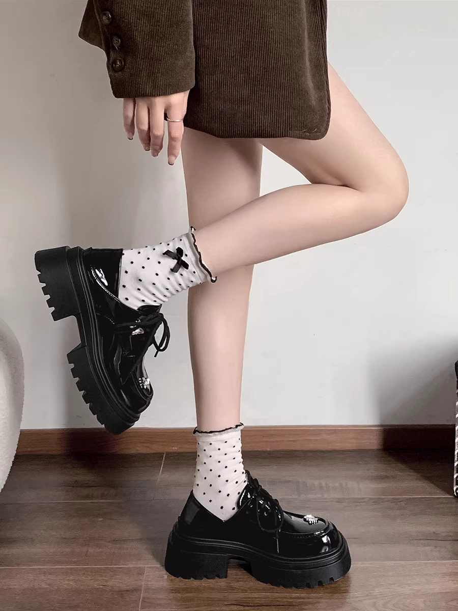 Giày da nữ đế dày kiểu Anh cổ điển màu trắng retro, kiểu dáng mùa thu mới 2025, phối được với chân váy, kiểu Mary Jane.
