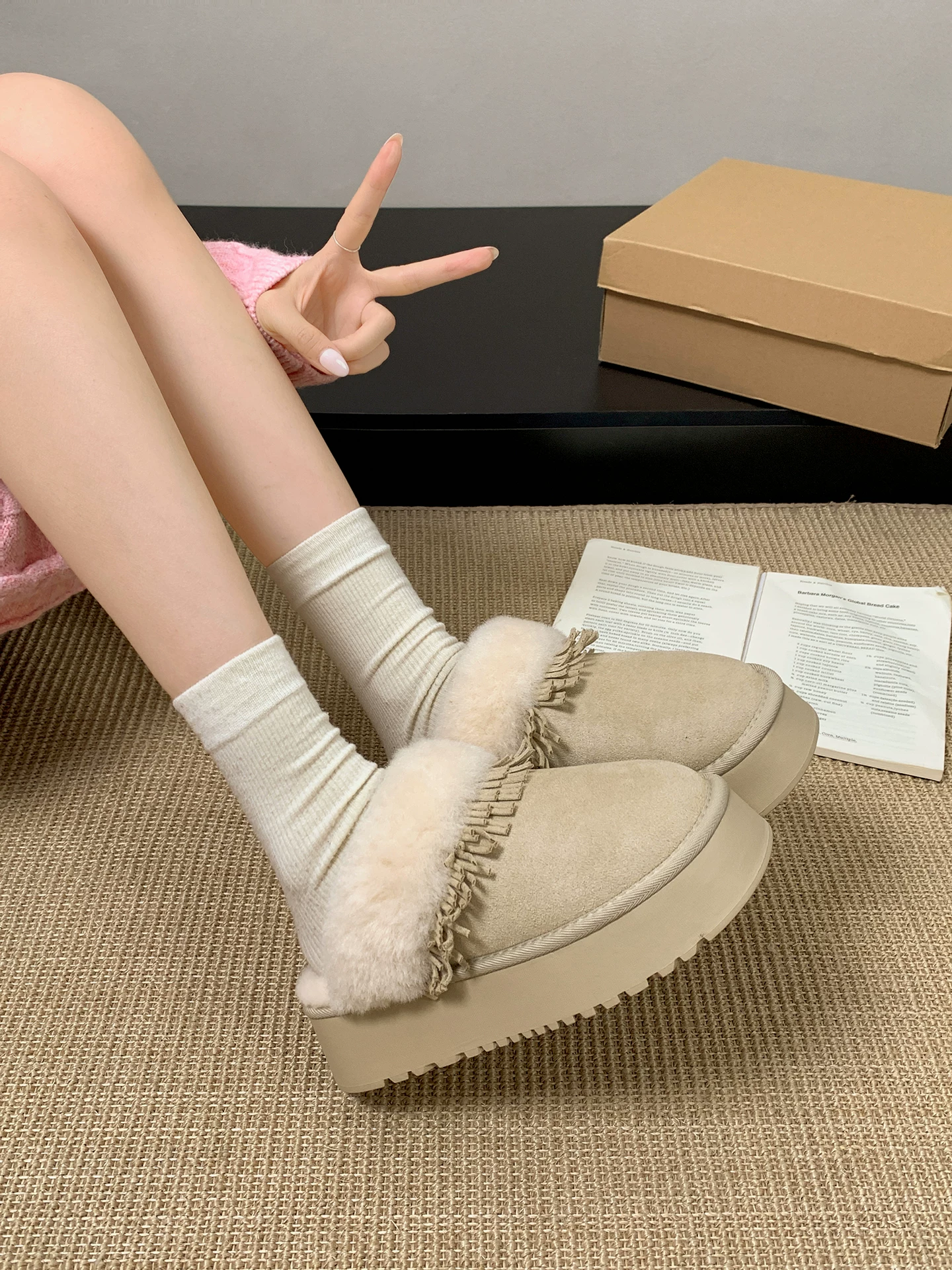 Dép nữ đế dày lót lông cừu kiểu retro, thích hợp đi ngoài trời, dép bông kiểu Birkenstock giữ ấm mùa đông mới năm 2025, chống trơn trượt.